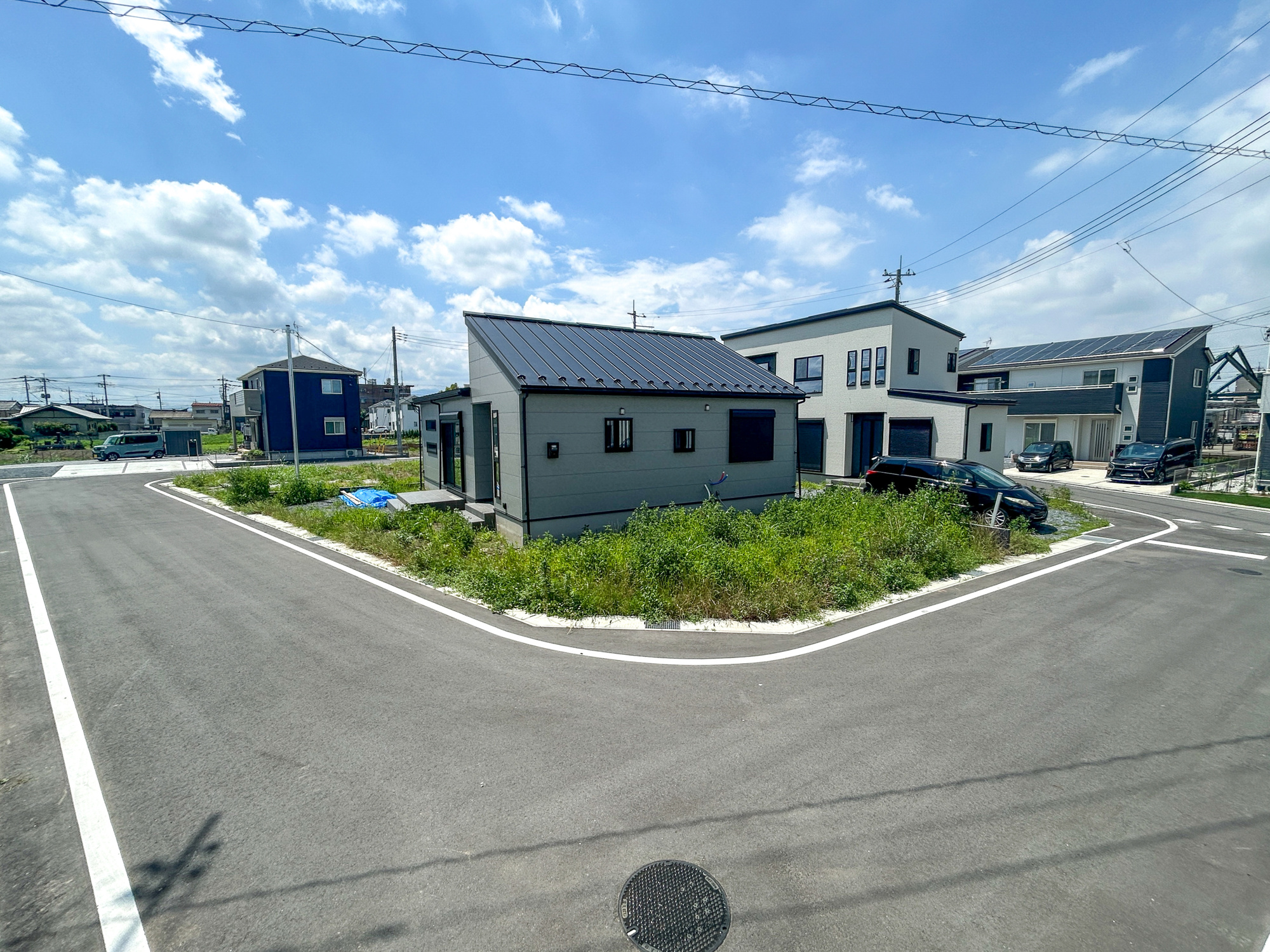 前橋市青柳町3期　新築住宅全11区画の前面道路含む現地写真|閑静な住宅地で子育て家族にピッタリ。毎日のお散歩も快適な緑に恵まれたエリアで、自然に包まれた穏やかな暮らしを実現するための、ゆとりある住環境が整っています。

