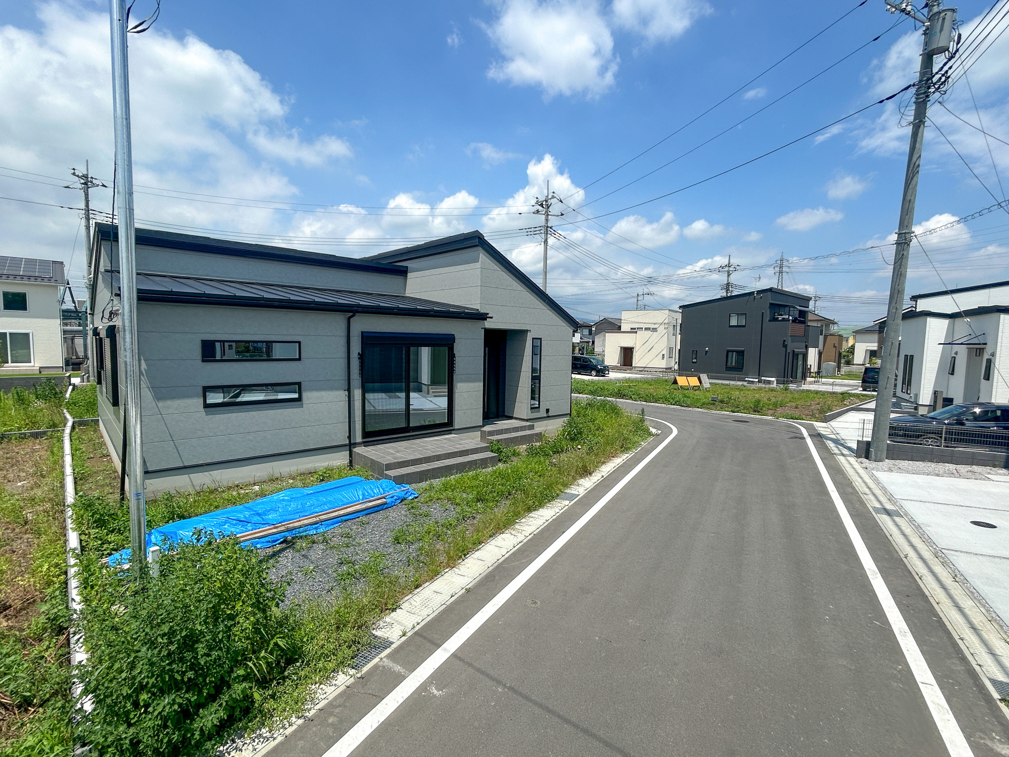 前橋市青柳町3期　新築住宅全11区画の前面道路含む現地写真|低層の一戸建てを中心とした街並みが整然と続き、周辺は高い建物が建っていないので、採光や開放性に恵まれ、空が広く緑の多い閑静な趣を感じる環境です。

