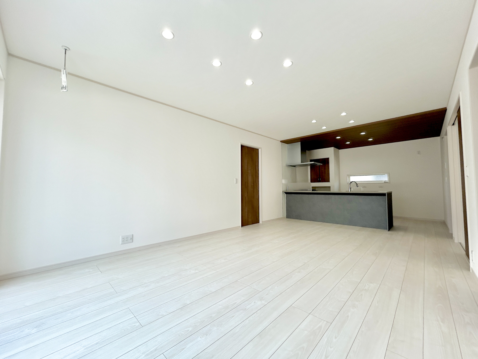 前橋市青柳町3期　新築住宅全11区画の居間・リビング|大きく開いた窓からは、明るい陽射しが射し込みます。
爽やかな風が吹き抜ける心地良いリビングには、自然と家族が集まります。
