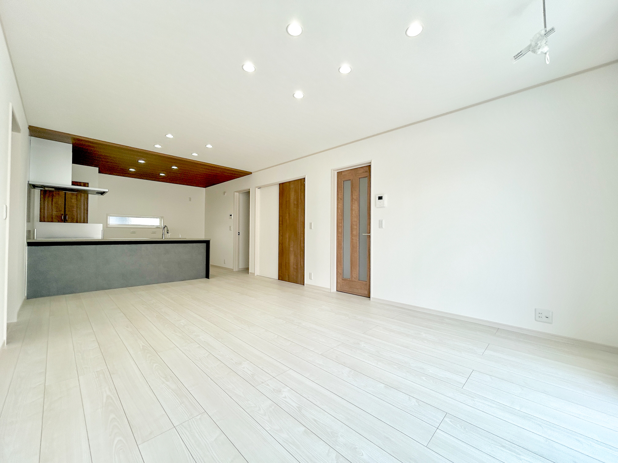 前橋市青柳町3期　新築住宅全11区画の居間・リビング|オープンな空間を生み出す、こだわりの広がりとゆとり。家族と過ごす時間を大切にしたい方にぴったりの明るくゆとりある住空間です。窓からの日差しがリビングの隅々までしっかりと届きます！ 