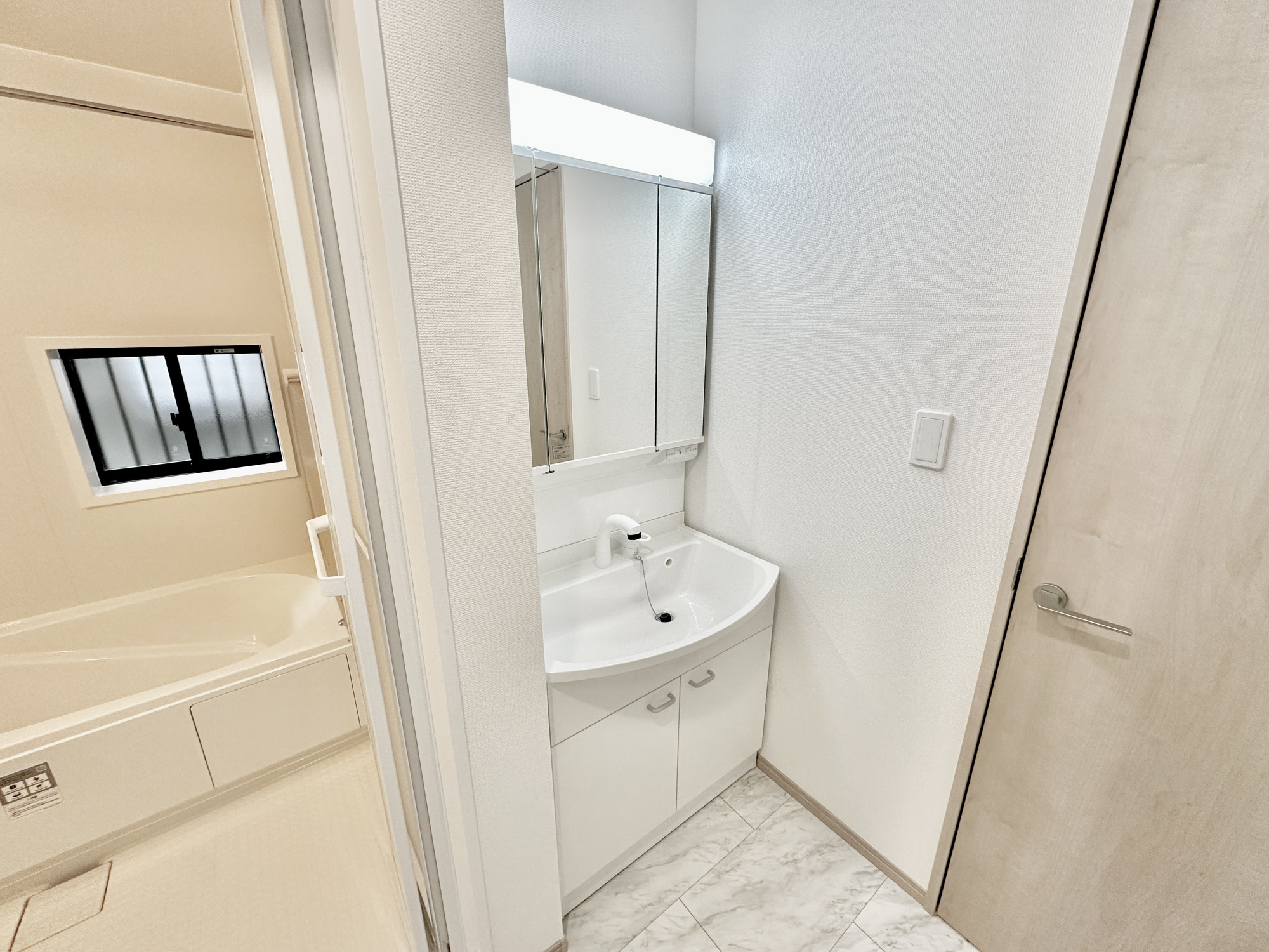 宇都宮市中今泉５丁目　新築住宅全３棟の独立洗面台|【同社施工例】歯磨きをしたりメイクや髪をセットしたり・・・使いやすさが考えられた3面鏡です♪シャワー付水栓で洗面台でのシャンプーや毎日の掃除に大変便利ですね♪
