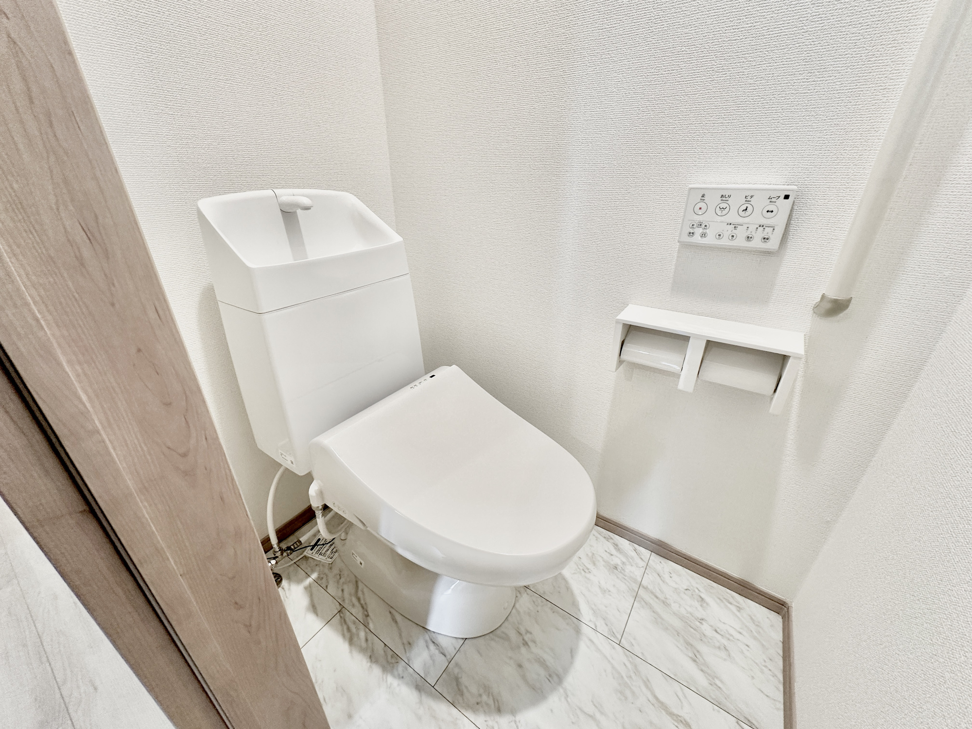宇都宮市中今泉５丁目　新築住宅全３棟のトイレ|【同社施工例】節水型でエコなトイレには、今では当たり前の洗浄付き。便座を温める機能もついていて、居心地良くてトイレから出られなくなるかも！換気用に換気扇はもちろん、窓も着いているので常に快適ですね♪