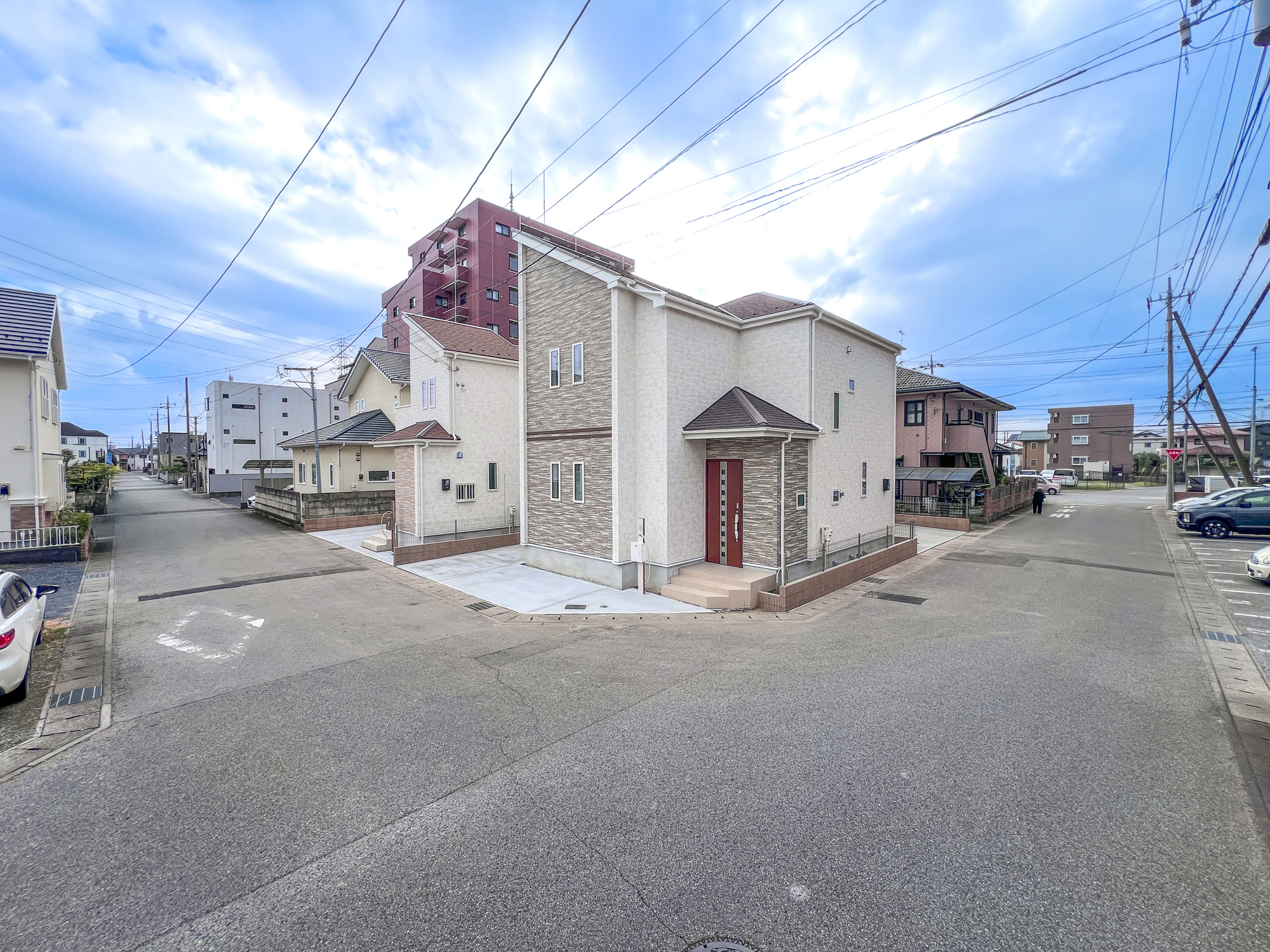宇都宮市中今泉５丁目　新築住宅全３棟の前面道路含む現地写真|低層の一戸建てを中心とした街並みが整然と続き、周辺は高い建物が建っていないので、採光や開放性に恵まれ、空が広く緑の多い閑静な趣を感じる環境です。

