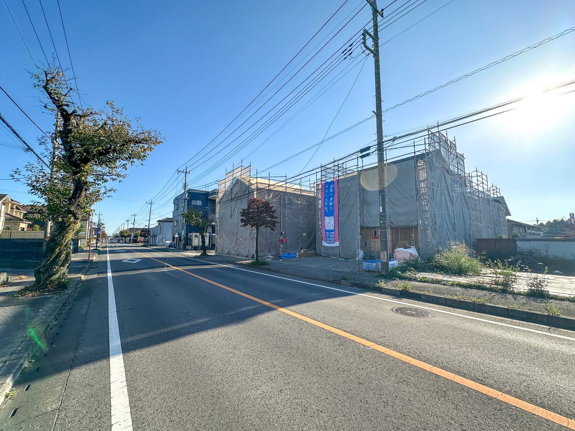 宇都宮市清原台３丁目の新築一戸建の前面道路含む現地写真|低層の一戸建てを中心とした街並みが整然と続き、周辺は高い建物が建っていないので、採光や開放性に恵まれ、空が広く緑の多い閑静な趣を感じる環境です。

