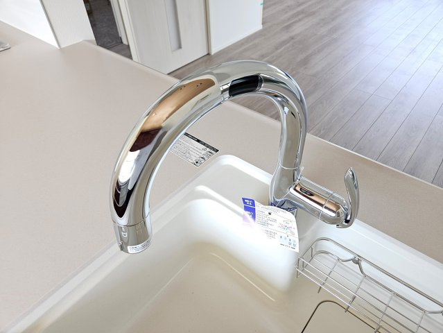 平塚市夕陽ケ丘の新築一戸建の設備|スタイリッシュな浄水器一体型水栓です。水栓に浄水器を内蔵し、カルキ臭など軽減、広いシンクのお手入れもラクラク、機能面も兼ね備えています。