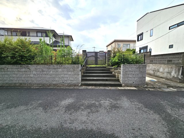 平塚市夕陽ケ丘の新築一戸建の外観|全居室収納・電動シャッター・宅配ＢＯＸ付門柱・床暖房標準装備など、設備も充実した新築戸建です。海まで徒歩20分！サーフィンや海水浴も気軽にできる立地で、釣りができる漁港も！海の恵みを満喫できる町です。