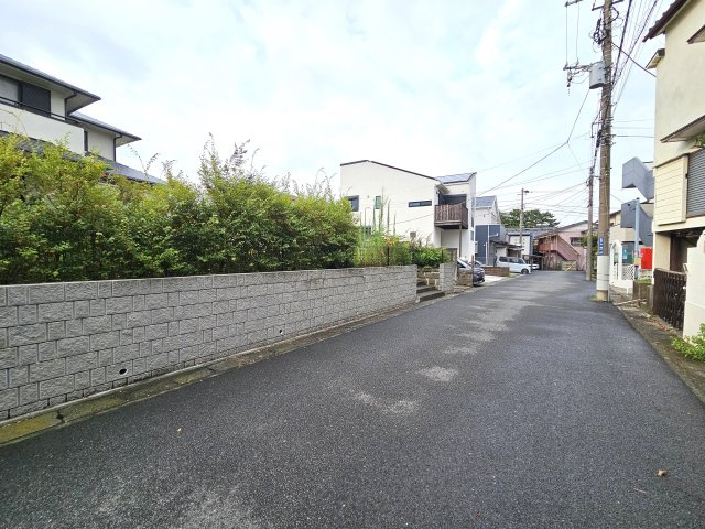 平塚市夕陽ケ丘の新築一戸建の前面道路含む現地写真|平塚駅まで平坦徒歩12分・小学校まで徒歩3分、スーパーやドラッグストアも至近で暮らしやすい好立地です！前道も広くらくらく駐車可能です。陽当り良好な立地です。