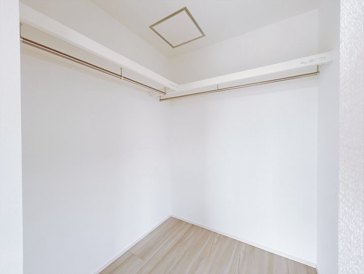 5号棟　◆主寝室ウォークインクローゼット◆　たっぷりの荷物をすっきりと見やすく収納できるウォークインクローゼット。お洋服選びがスムーズになり、毎日の身支度がより快適になります。