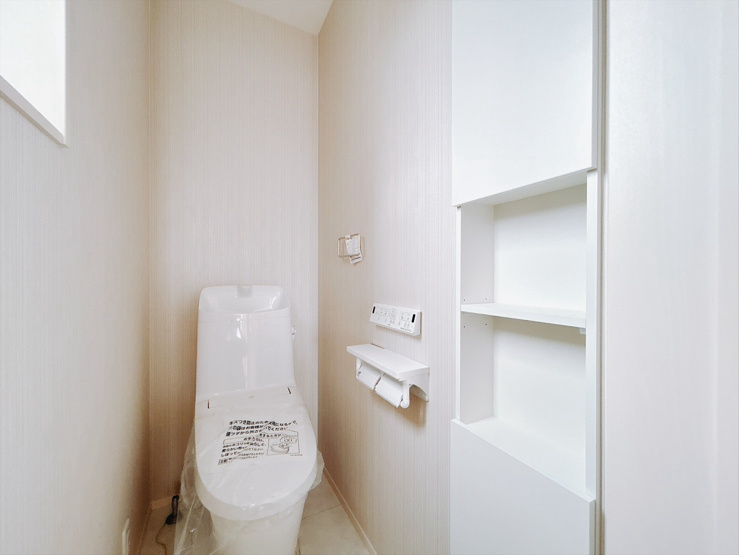 5号棟　◆2階トイレ◆　フルオート便器洗浄や鉢内スプレー機能を備えたLIXIL製シャワートイレ。お掃除リフトアップでお手入れも簡単です。