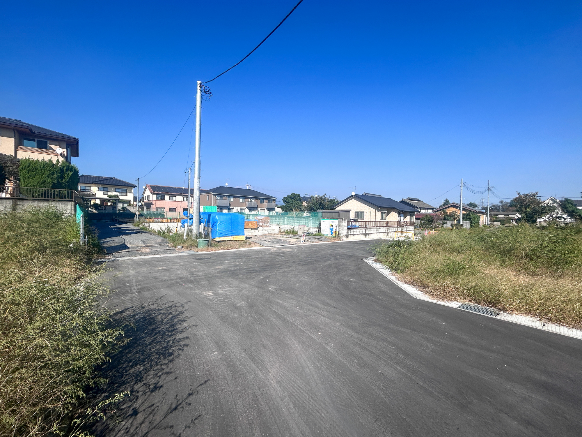 前橋市龍蔵寺町1期　新築住宅全2棟の前面道路含む現地写真|閑静な住宅地で子育て家族にピッタリ。毎日のお散歩も快適な緑に恵まれたエリアで、自然に包まれた穏やかな暮らしを実現するための、ゆとりある住環境が整っています。


