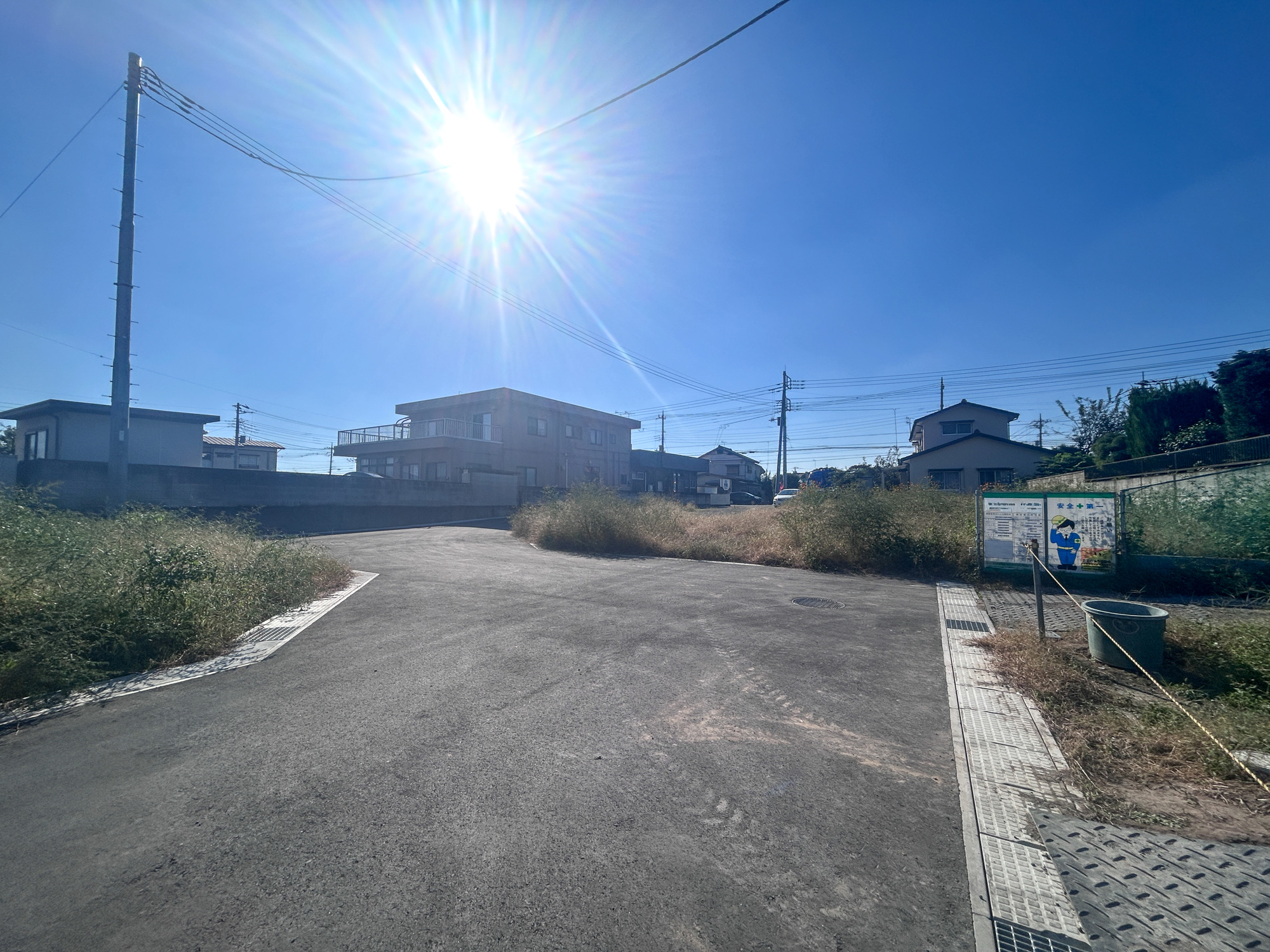 前橋市龍蔵寺町1期　新築住宅全2棟の前面道路含む現地写真|低層の一戸建てを中心とした街並みが整然と続き、周辺は高い建物が建っていないので、採光や開放性に恵まれ、空が広く緑の多い閑静な趣を感じる環境です。


