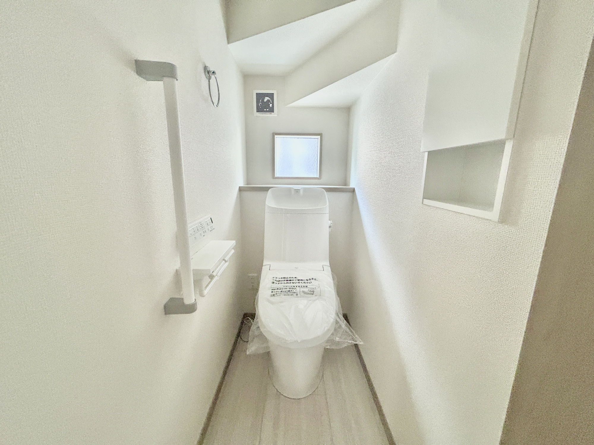 伊勢崎市新栄町第3期　新築住宅全1棟のトイレ|節水型でエコなトイレには、今では当たり前の洗浄付き。便座を温める機能もついていて、居心地良くてトイレから出られなくなるかも！換気用に換気扇はもちろん、窓も着いているので常に快適ですね♪