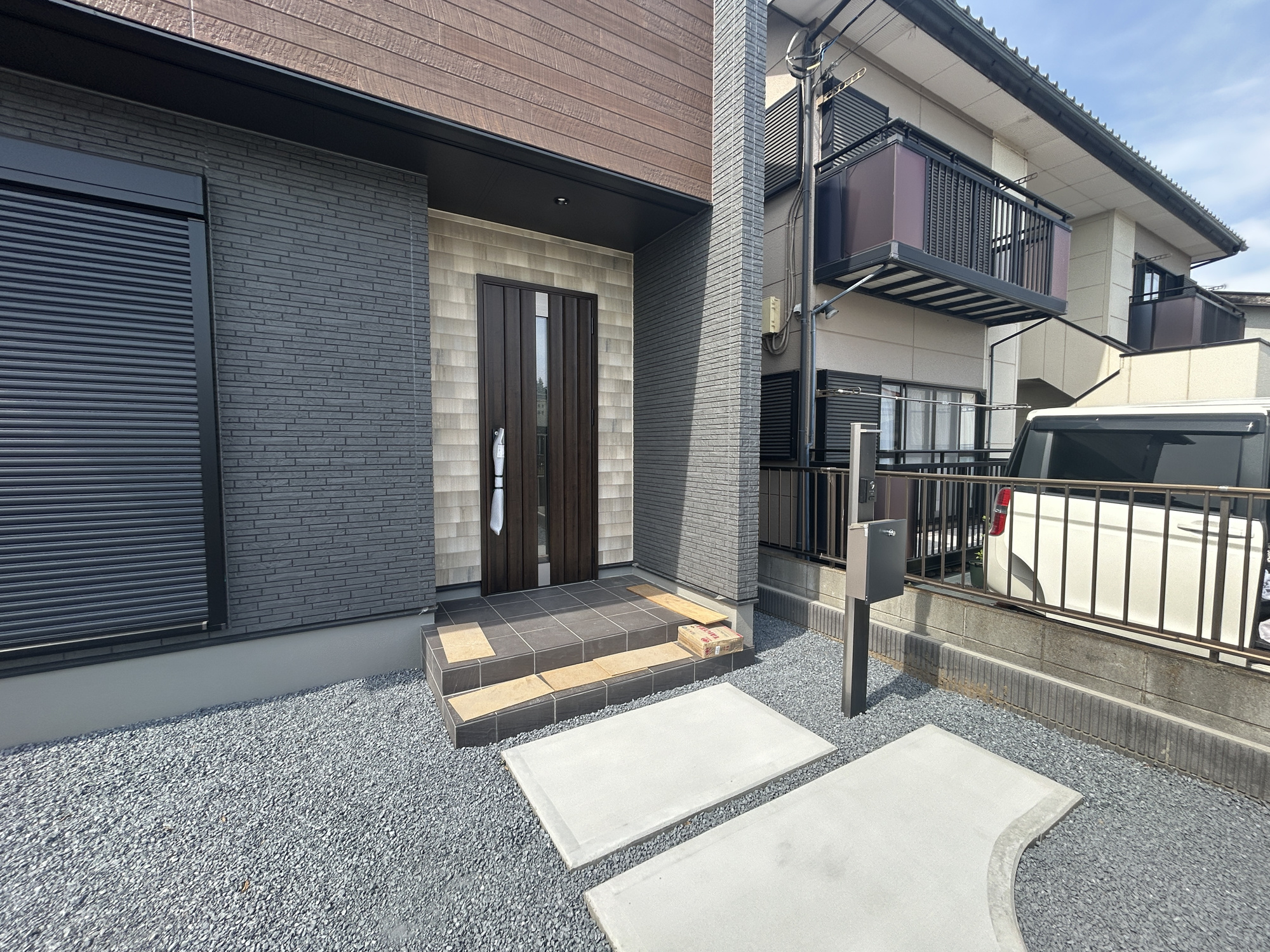 伊勢崎市新栄町第3期　新築住宅全1棟の玄関|玄関上は屋根があるので雨の心配いらず♪