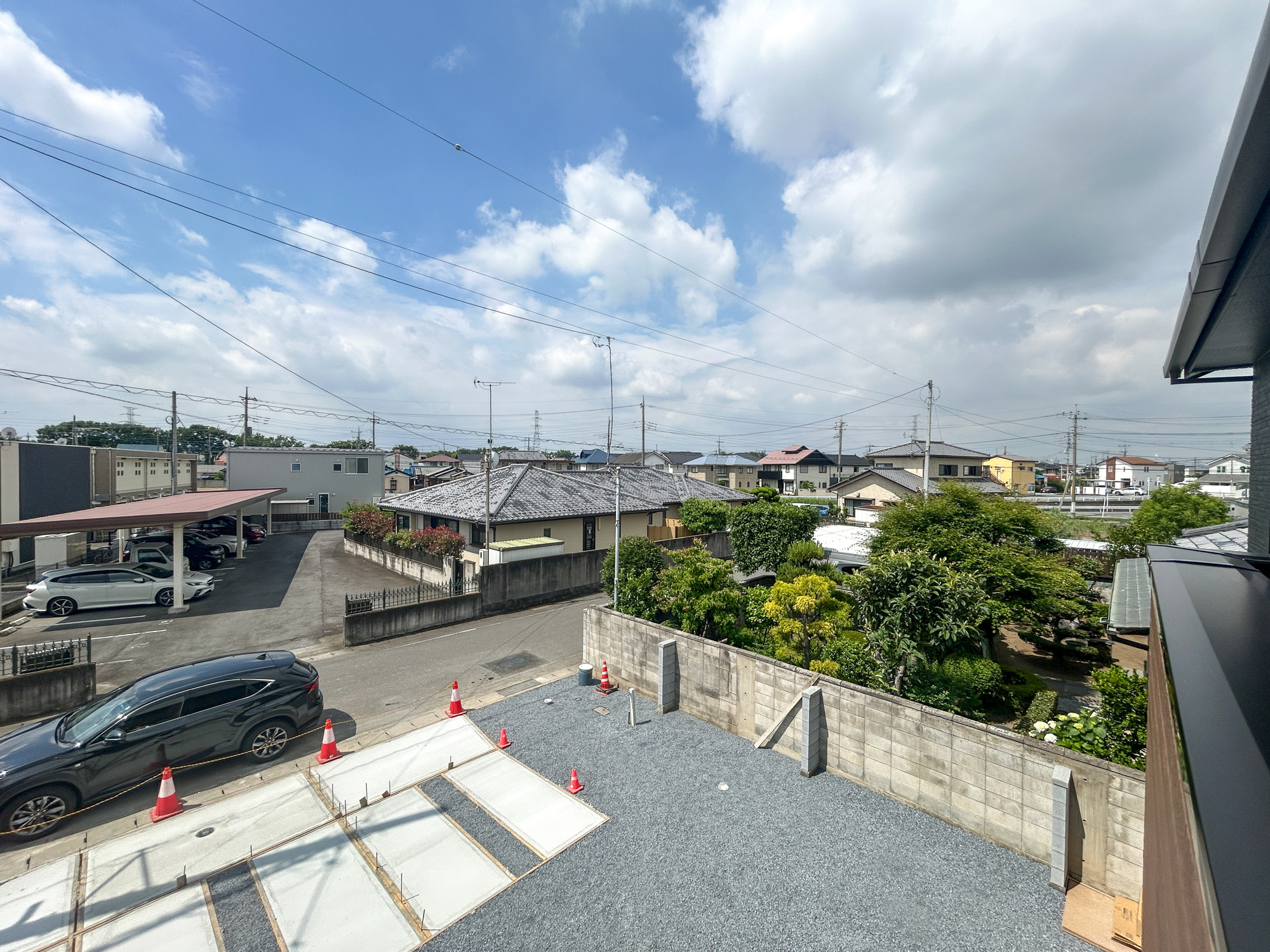 伊勢崎市新栄町第3期　新築住宅全1棟の展望|低層の一戸建てを中心とした街並みが整然と続き、周辺は高い建物が建っていないので、採光や開放性に恵まれ、空が広く緑の多い閑静な趣を感じる環境です。