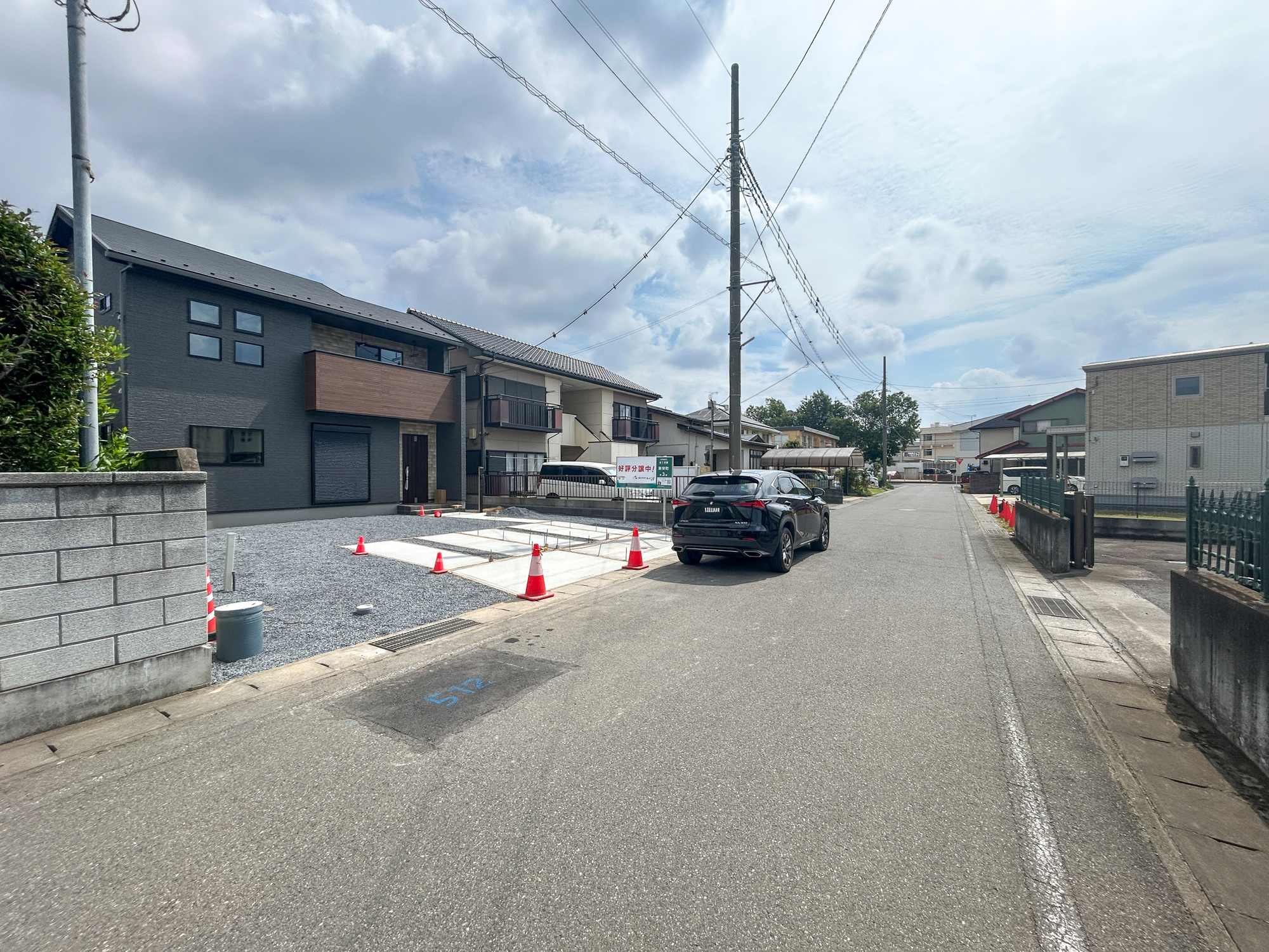 伊勢崎市新栄町第3期　新築住宅全1棟の前面道路含む現地写真|閑静な住宅地で子育て家族にピッタリ。毎日のお散歩も快適な緑に恵まれたエリアで、自然に包まれた穏やかな暮らしを実現するための、ゆとりある住環境が整っています。

