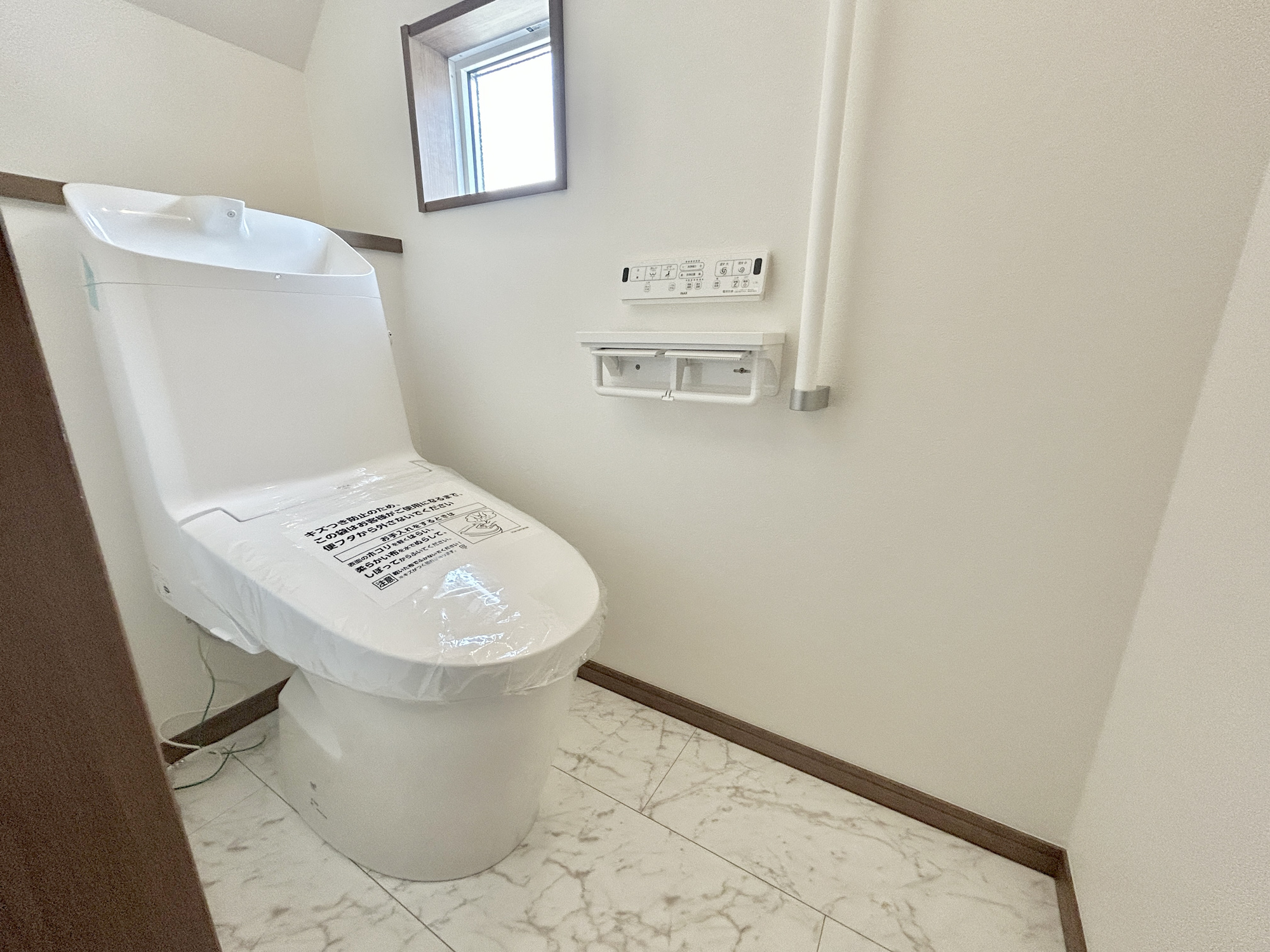 佐波郡玉村町板井第3期　新築住宅全1棟のトイレ|節水型でエコなトイレには、今では当たり前の洗浄付き。便座を温める機能もついていて、居心地良くてトイレから出られなくなるかも！換気用に換気扇はもちろん、窓も着いているので常に快適ですね♪