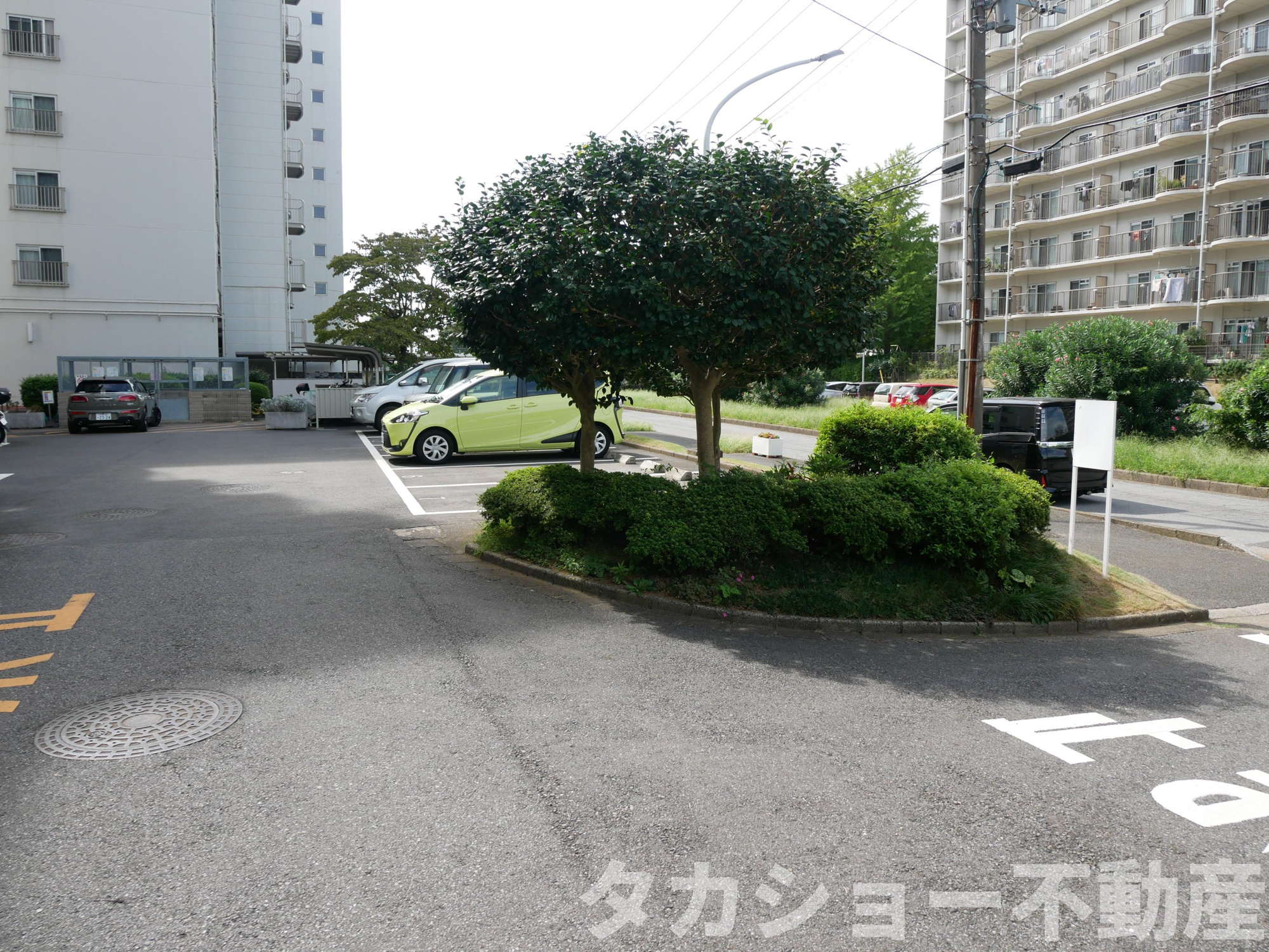 稲毛ファミールハイツ4号棟の駐車場