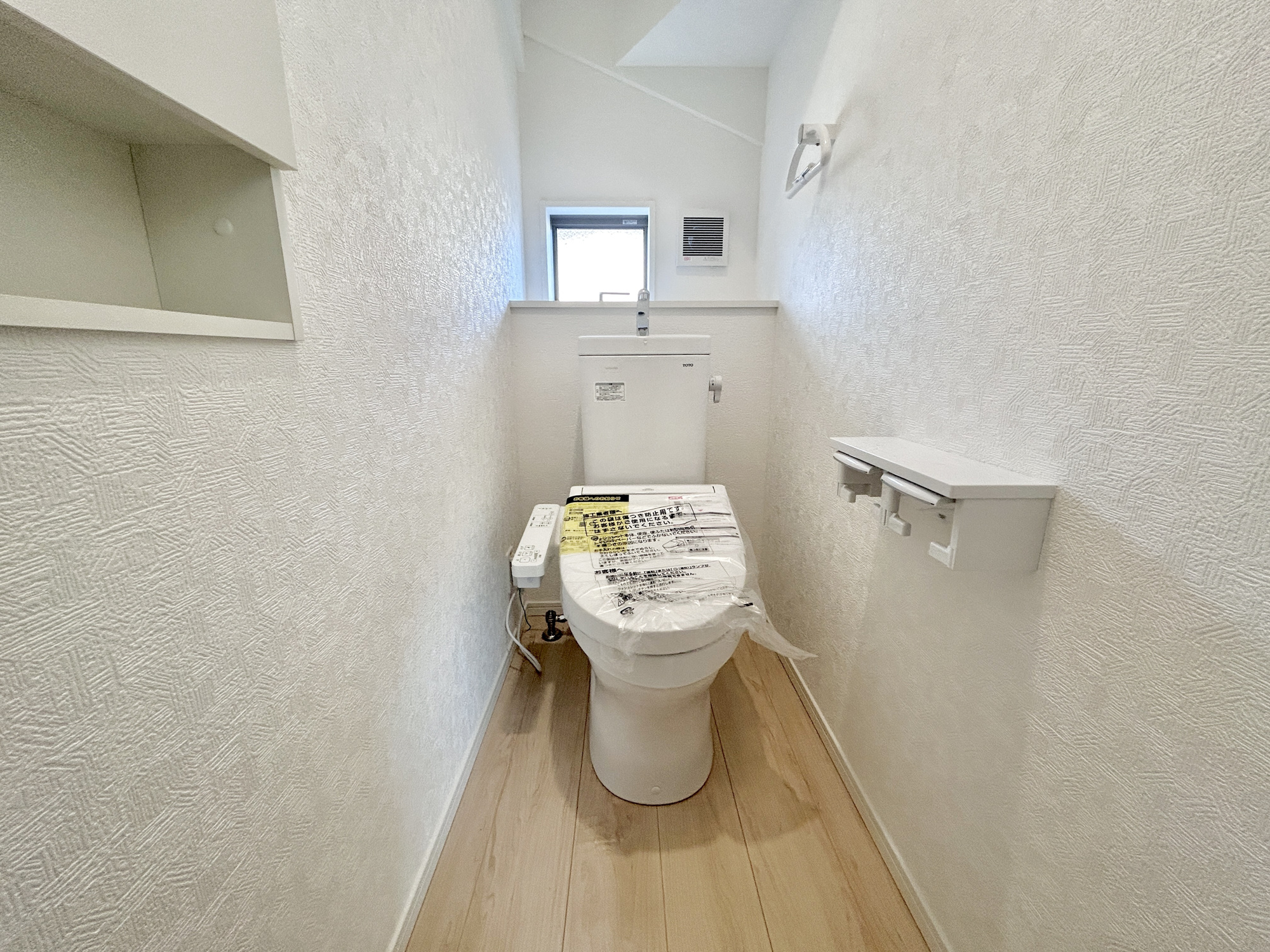 高崎市新町第12　新築住宅全3棟のトイレ|節水型でエコなトイレには、今では当たり前の洗浄付き。便座を温める機能もついていて、居心地良くてトイレから出られなくなるかも！換気用に換気扇はもちろん、窓も着いているので常に快適ですね♪