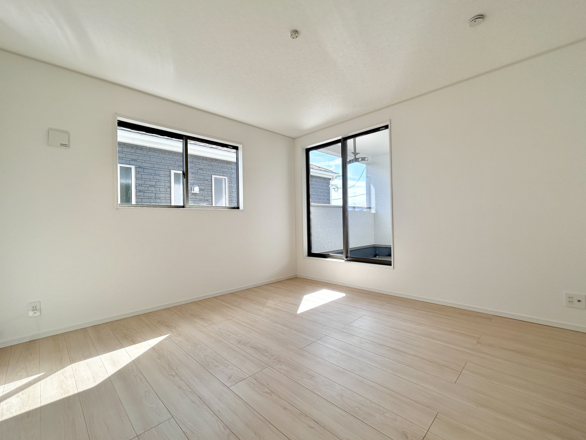 高崎市新町第12　新築住宅全3棟の寝室|木目のフローリングが暖かみのある室内に。明るい寝室で心地のいい朝を迎えられそう。