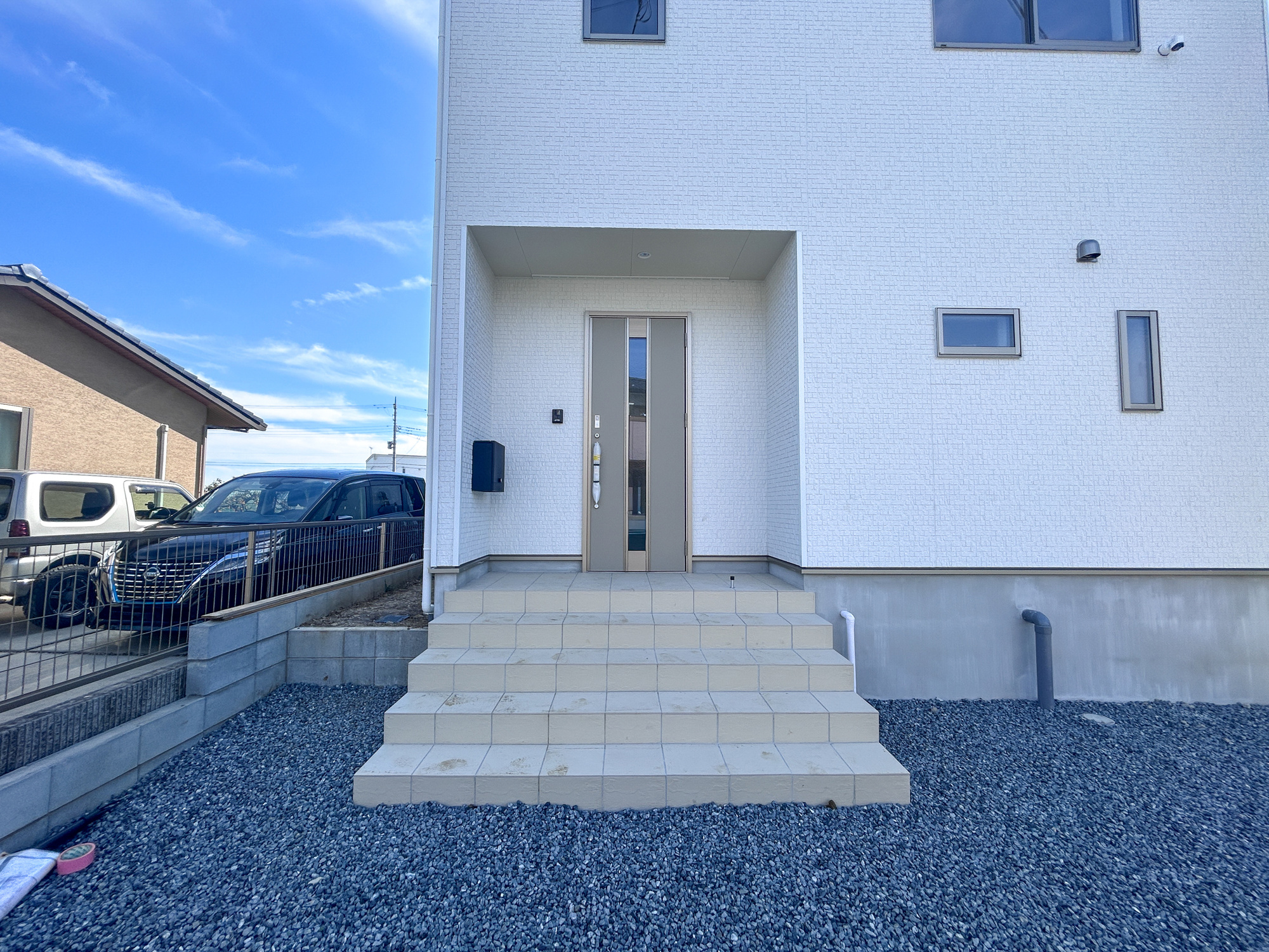 高崎市新町第12　新築住宅全3棟の玄関|明るく優しいイメージの玄関アプローチ。玄関上は屋根があるので雨の心配いらず♪