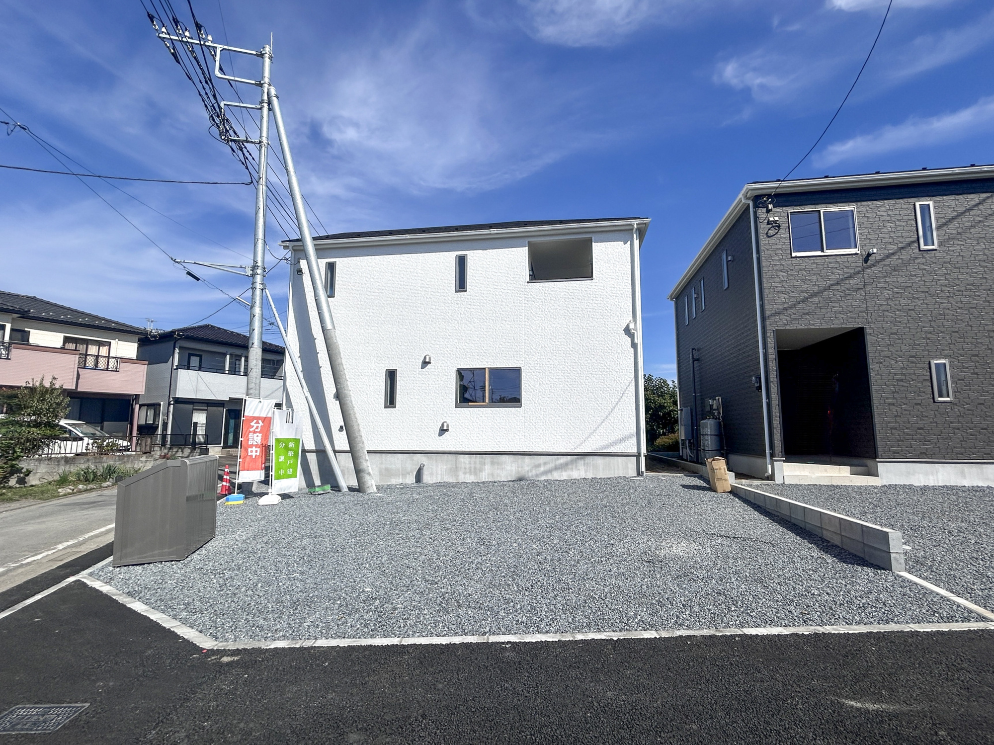 高崎市新町第12　新築住宅全3棟の駐車場|砂利が施工してあるのでお手入れ不要です♪
