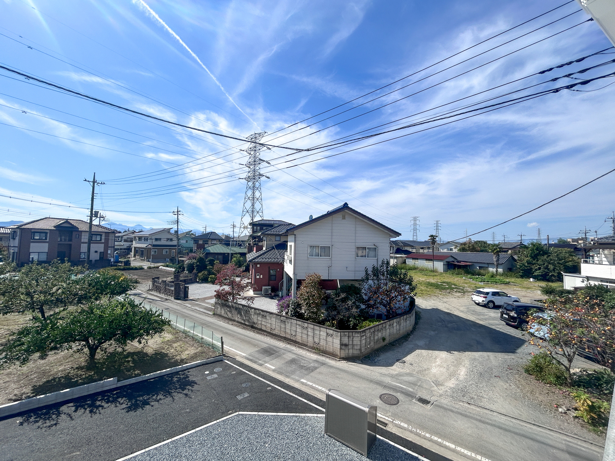 高崎市新町第12　新築住宅全3棟の展望|閑静な住宅地で子育て家族にピッタリ。毎日のお散歩も快適な緑に恵まれたエリアで、自然に包まれた穏やかな暮らしを実現するための、ゆとりある住環境が整っています。緑の潤いを感じながらホッと生活できそう。