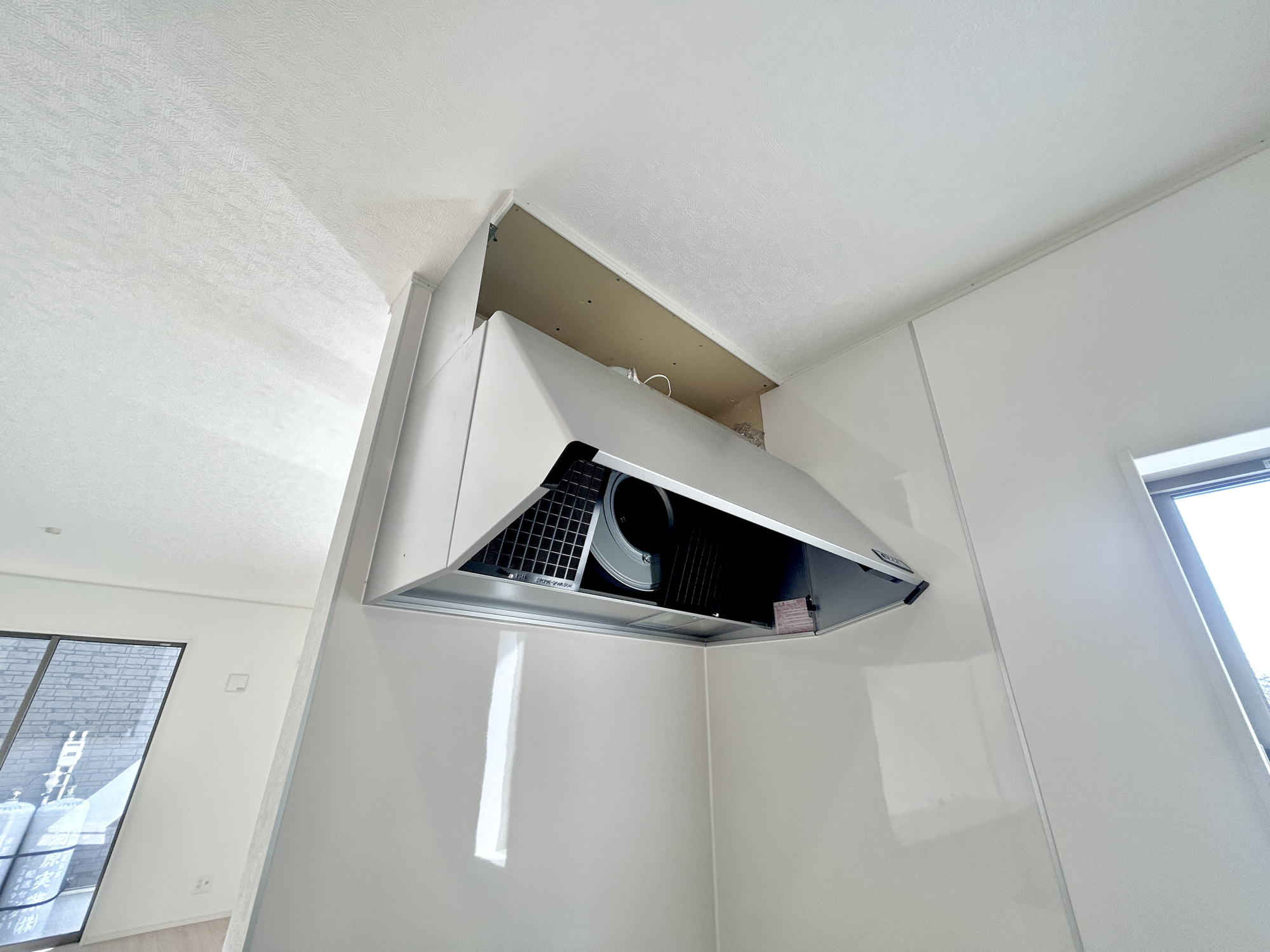 高崎市新町第12　新築住宅全3棟の設備|キッチンの見た目もスッキリし、稼働している時も音が静かなレンジフード。
