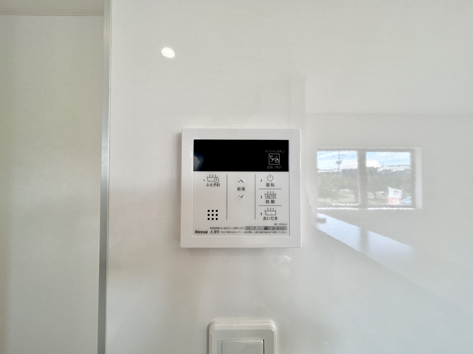 高崎市新町第12　新築住宅全3棟の発電・温水設備|キッチンについている給湯リモコン。ここからお風呂のお湯を入れられるので、忙しい夕飯時がちょっぴり楽になりますね♪