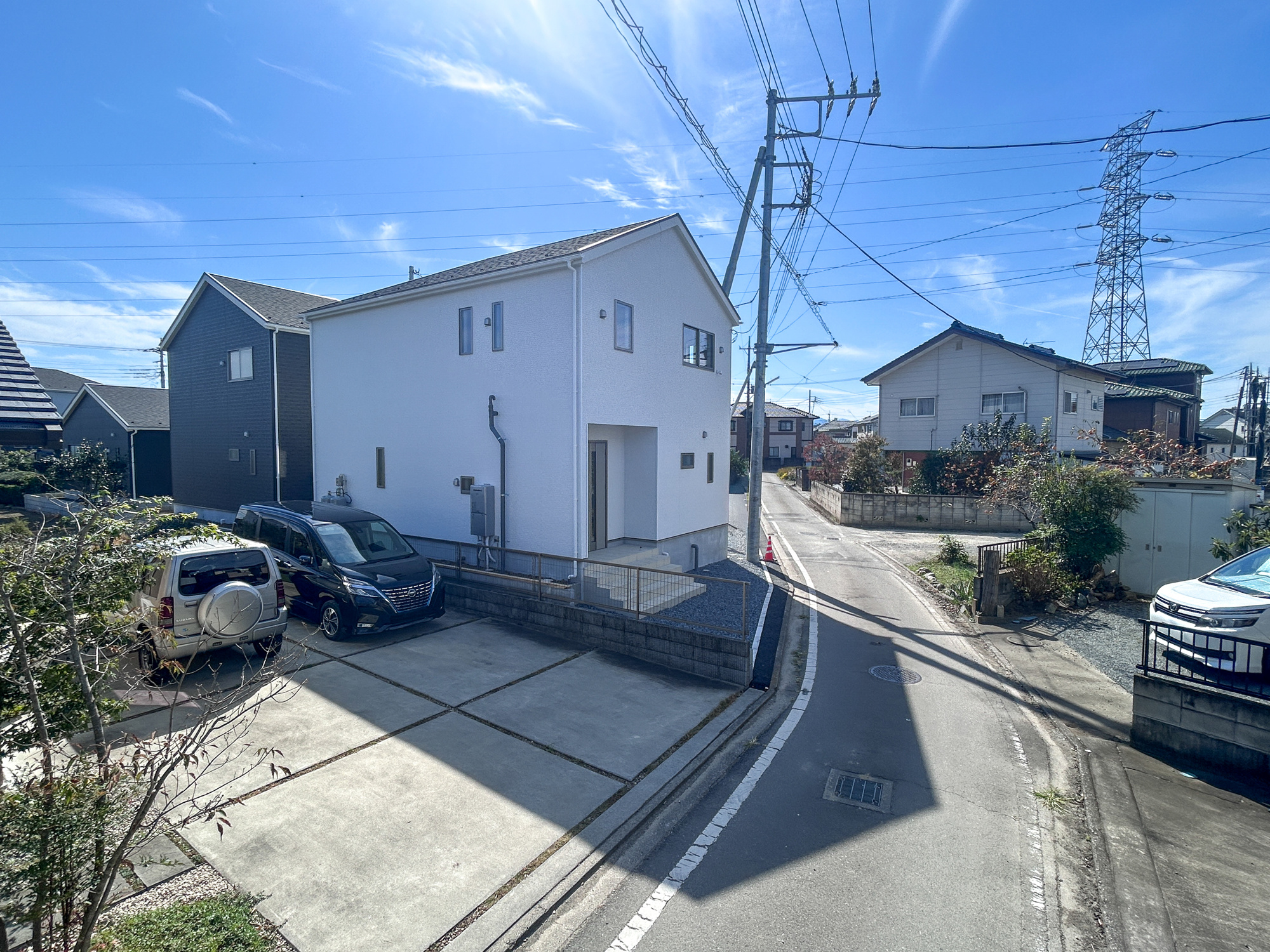高崎市新町第12　新築住宅全3棟の前面道路含む現地写真|閑静な住宅地で子育て家族にピッタリ。毎日のお散歩も快適な緑に恵まれたエリアで、自然に包まれた穏やかな暮らしを実現するための、ゆとりある住環境が整っています。

