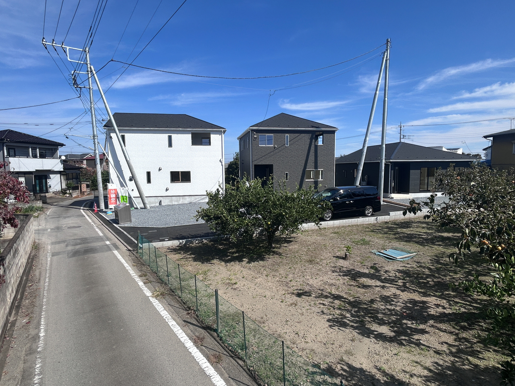高崎市新町第12　新築住宅全3棟の前面道路含む現地写真|低層の一戸建てを中心とした街並みが整然と続き、周辺は高い建物が建っていないので、採光や開放性に恵まれ、空が広く緑の多い閑静な趣を感じる環境です。

