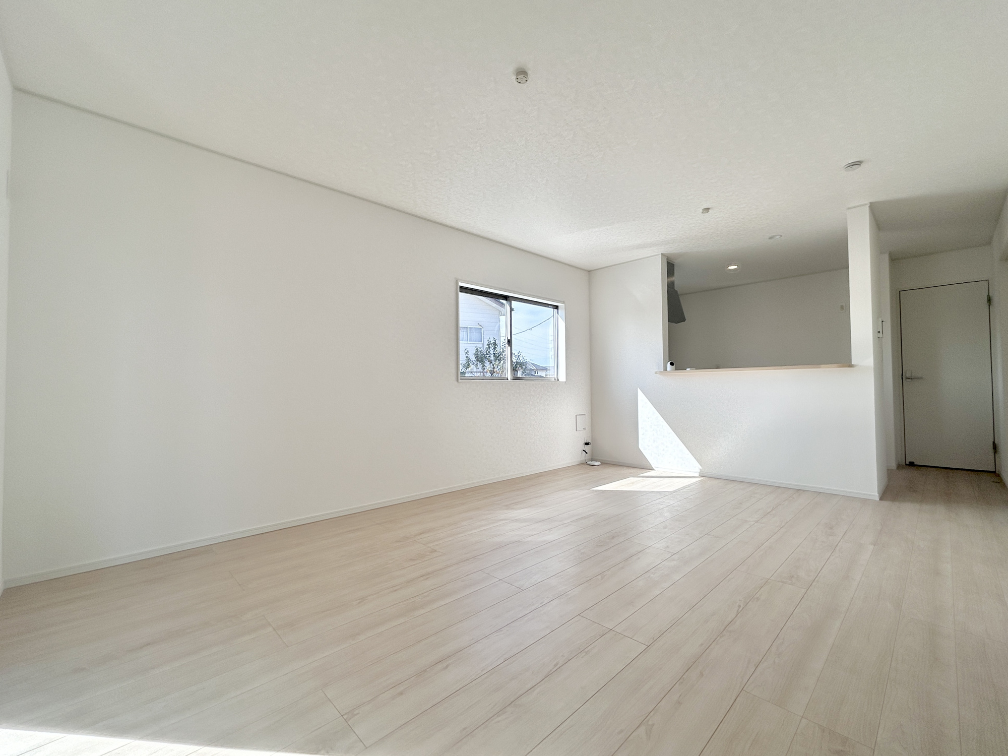 高崎市新町第12　新築住宅全3棟の居間・リビング|大きく開いた窓からは、明るい陽射しが射し込みます。
爽やかな風が吹き抜ける心地良いリビングには、自然と家族が集まります。
