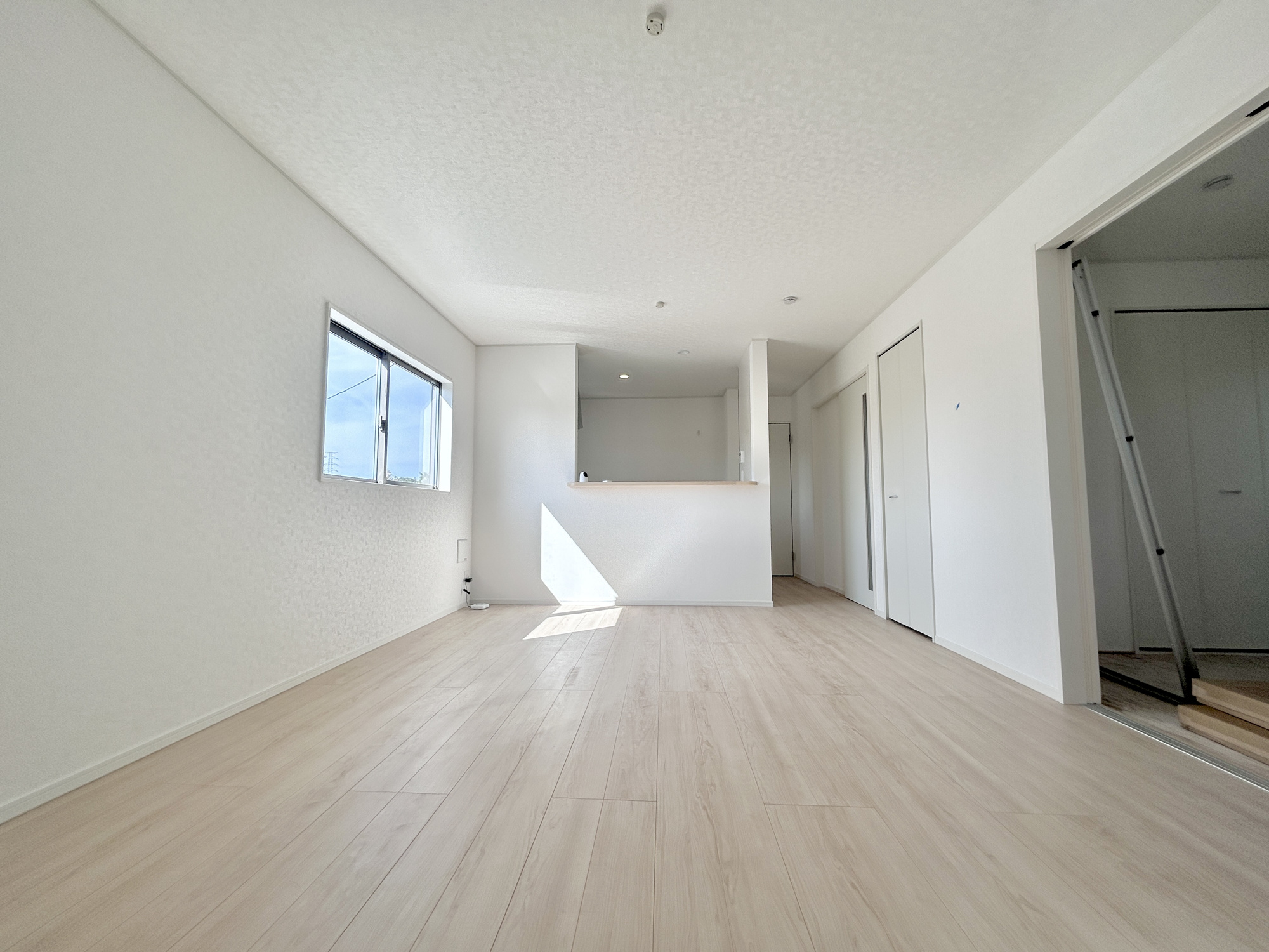 高崎市新町第12　新築住宅全3棟の居間・リビング|室内にいても、たっぷりの陽光と爽やかな風を感じて頂ける、開放感あふれるリビングです。
ご家族と穏やかに過ごす、心地の良い時間が流れます。
