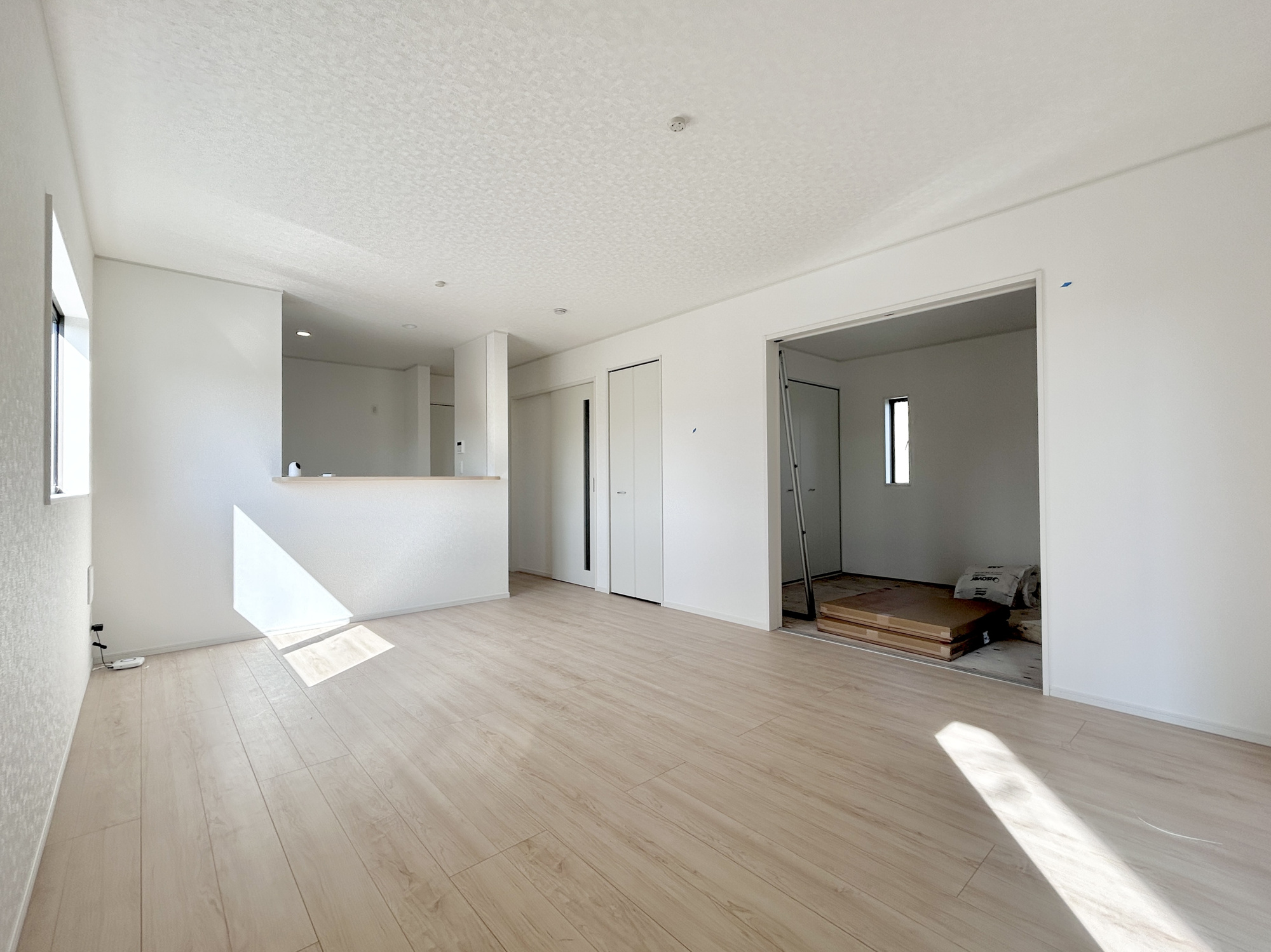 高崎市新町第12　新築住宅全3棟の居間・リビング|オープンな空間を生み出す、こだわりの広がりとゆとり。家族と過ごす時間を大切にしたい方にぴったりの明るくゆとりある住空間です。窓からの日差しがリビングの隅々までしっかりと届きます！ 