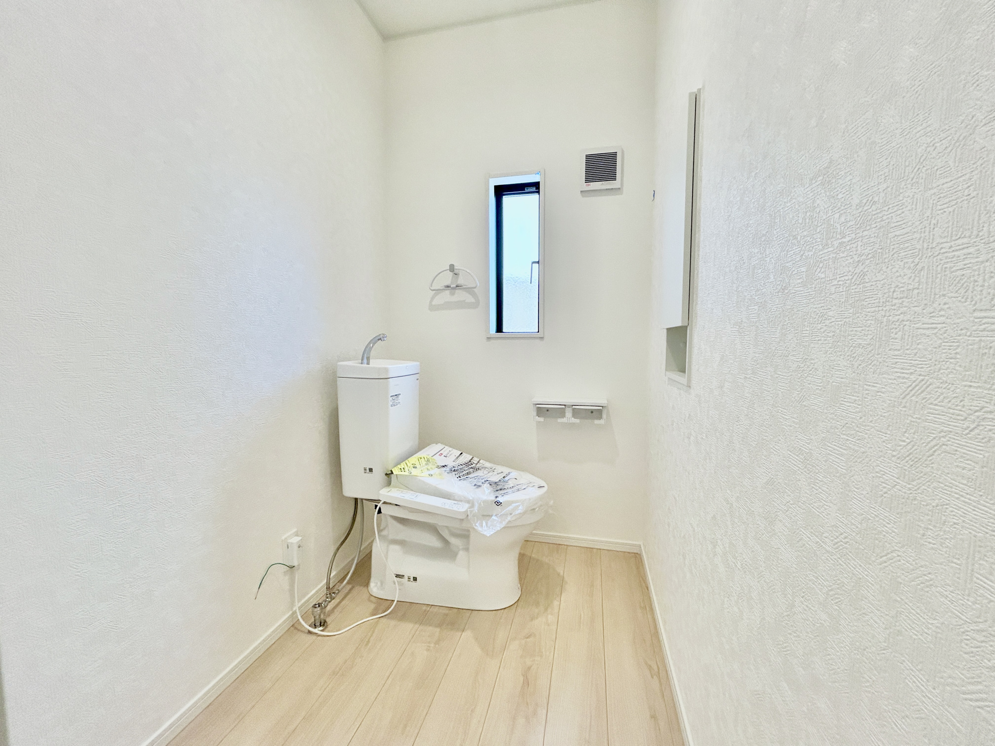 高崎市新町第12　新築住宅全3棟のトイレ|節水型でエコなトイレには、今では当たり前の洗浄付き。便座を温める機能もついていて、居心地良くてトイレから出られなくなるかも！換気用に換気扇はもちろん、窓も着いているので常に快適ですね♪