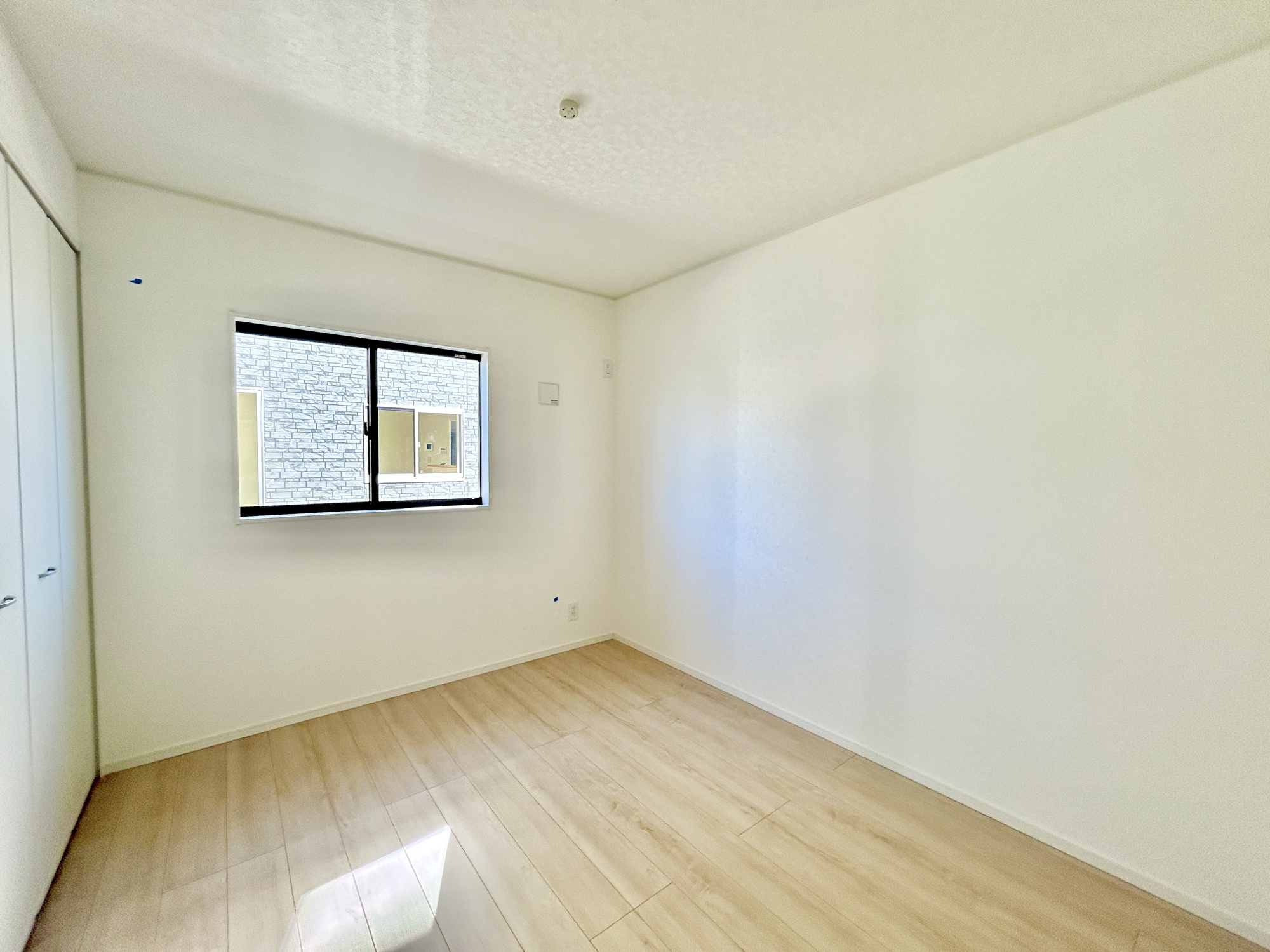 高崎市新町第12　新築住宅全3棟の子供部屋|家族一人ひとりの大切なプライベート空間。趣味に合わせて使って頂けるようシンプルに仕上げてあります。暮らし心地を大きく左右する収納を、適材適所に配置し使い勝手を考慮しました。