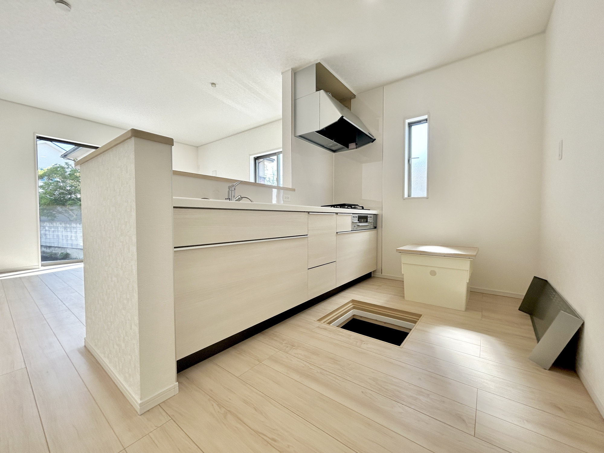 高崎市新町第13　新築住宅全1棟のキッチン|ダイニングからワークスペースを見渡せる、見せるキッチン。ダイニングとの空間のつながりが、スペースのゆとりを生み出します♪