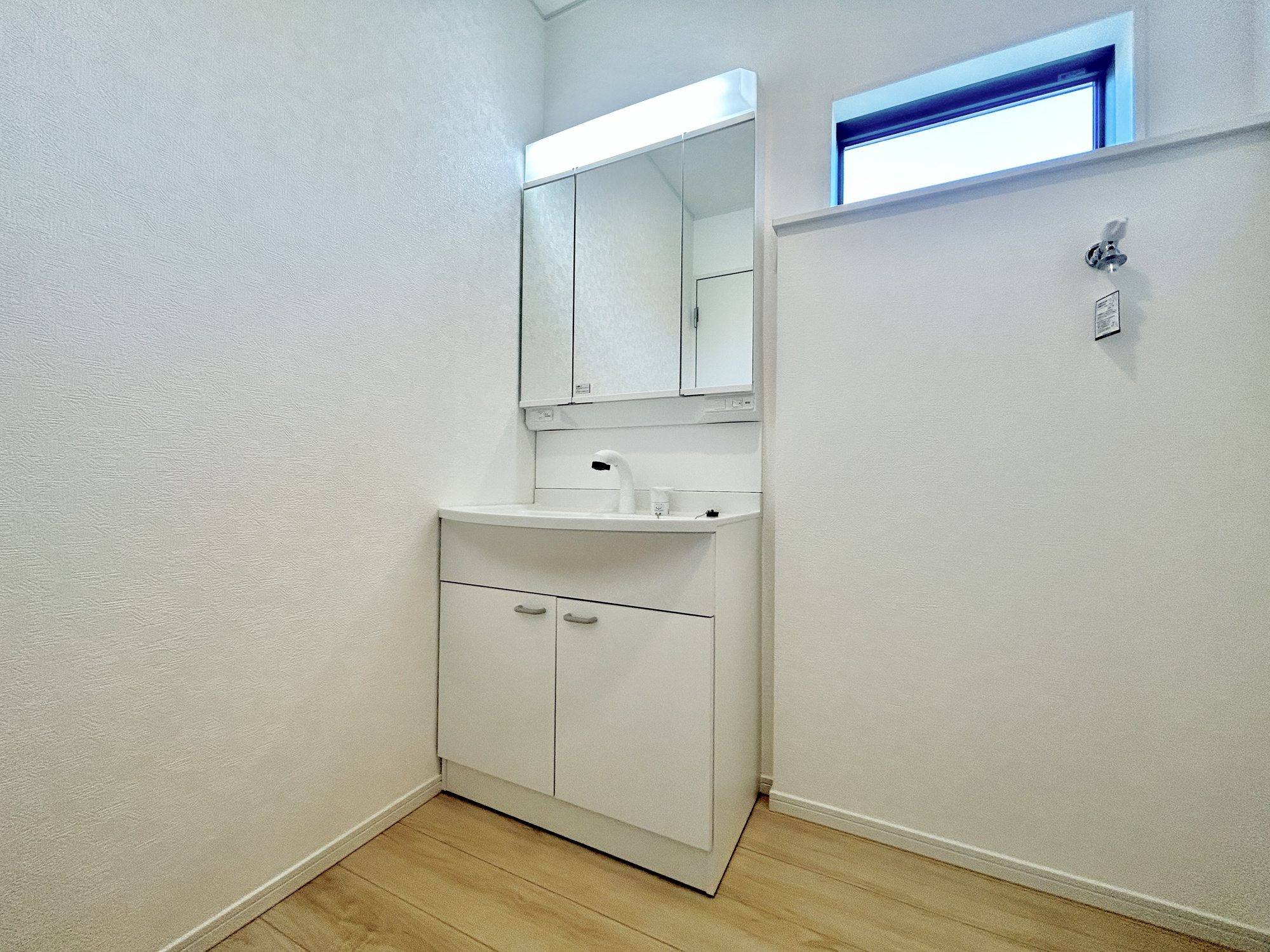 高崎市新町第13　新築住宅全1棟の独立洗面台|広く、明るい洗面スペースで朝の身支度も快適に♪３面鏡で髪のセットやお化粧もストレスなくこなせ、鏡の裏にはたっぷりと収納スペースを標準装備！
