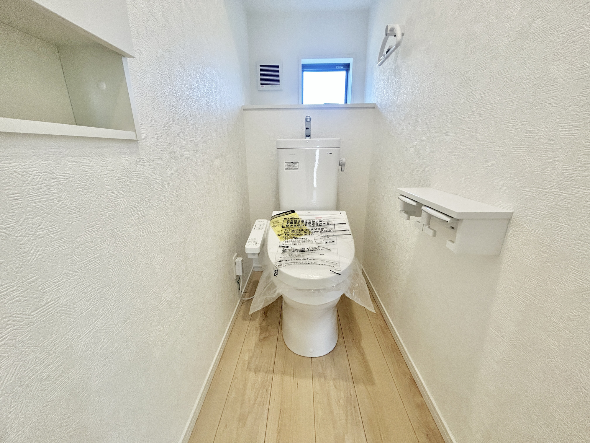 高崎市新町第13　新築住宅全1棟のトイレ|節水型でエコなトイレには、今では当たり前の洗浄付き。便座を温める機能もついていて、居心地良くてトイレから出られなくなるかも！換気用に換気扇はもちろん、窓も着いているので常に快適ですね♪