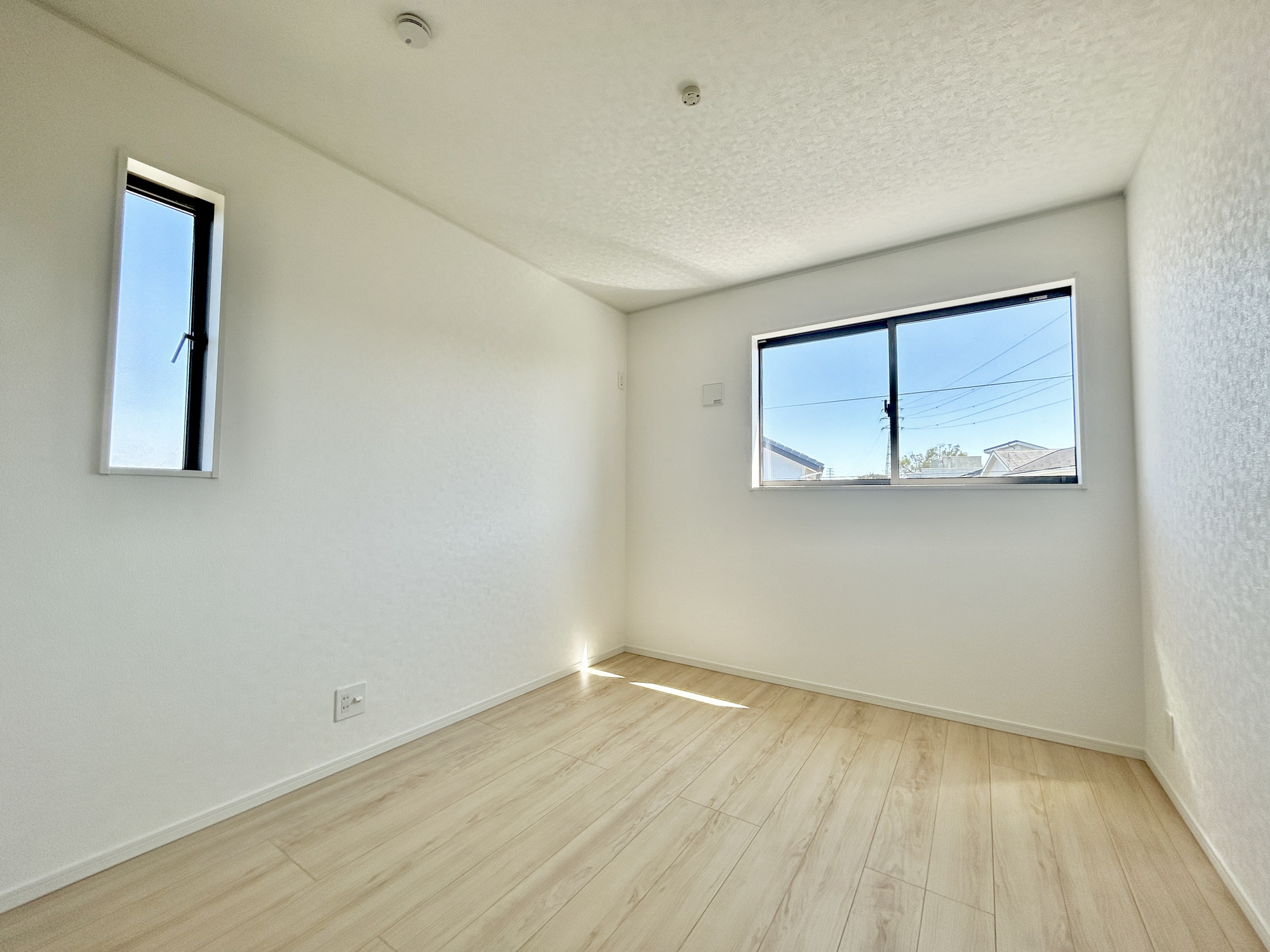 高崎市新町第13　新築住宅全1棟の寝室|木目のフローリングが暖かみのある室内に。明るい寝室で心地のいい朝を迎えられそう。