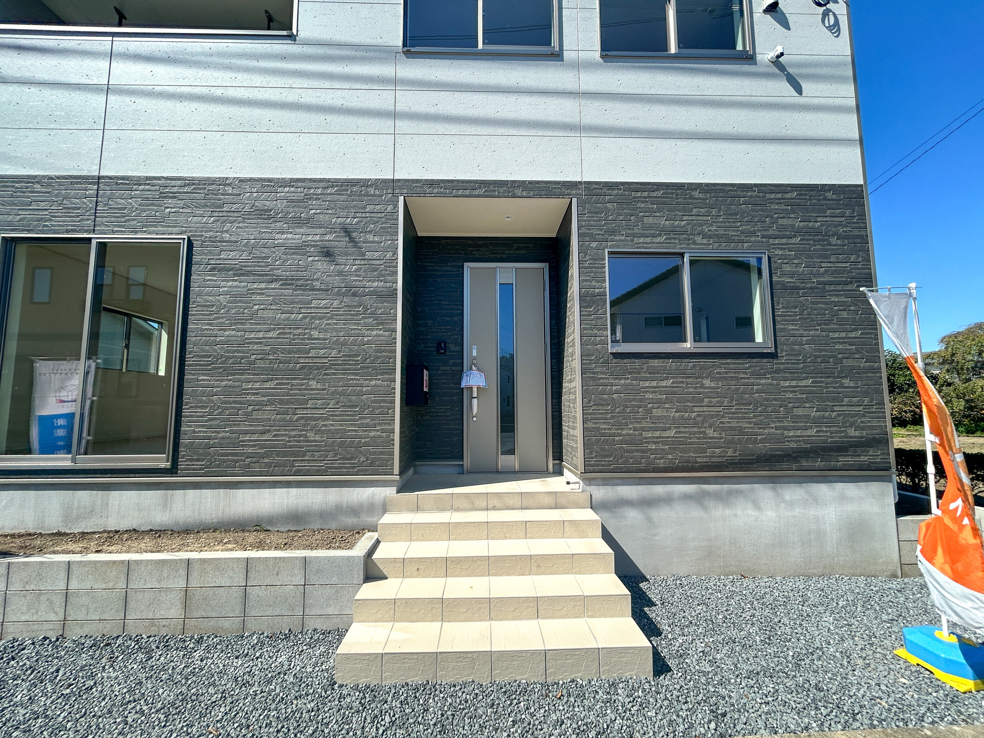 高崎市新町第13　新築住宅全1棟の玄関|明るく優しいイメージの玄関アプローチ。玄関上は屋根があるので雨の心配いらず♪