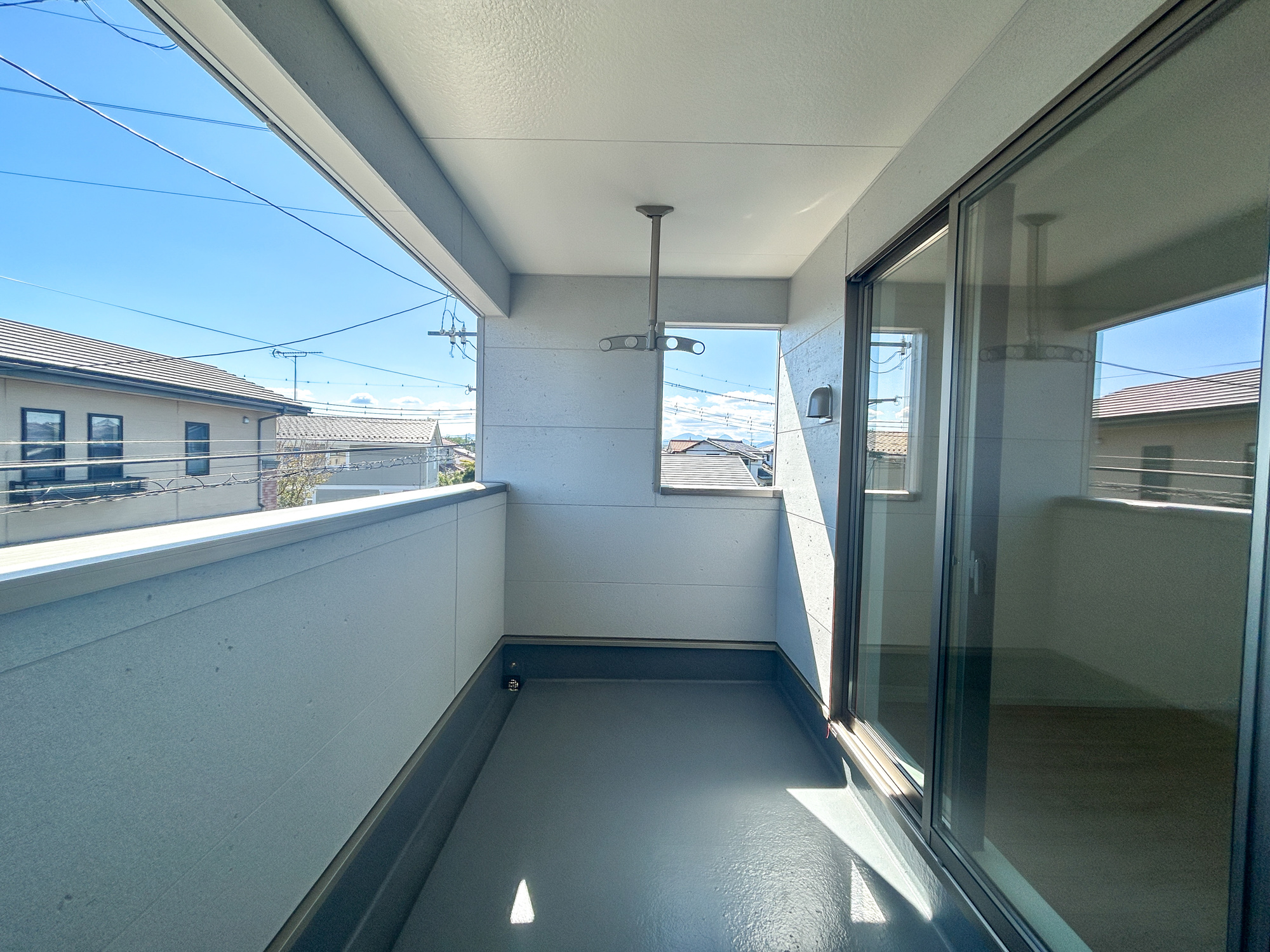 高崎市新町第13　新築住宅全1棟のバルコニー|奥行きのあるバルコニー！日々の洗濯物はもちろん、布団などの大物もたくさん干していただけます♪