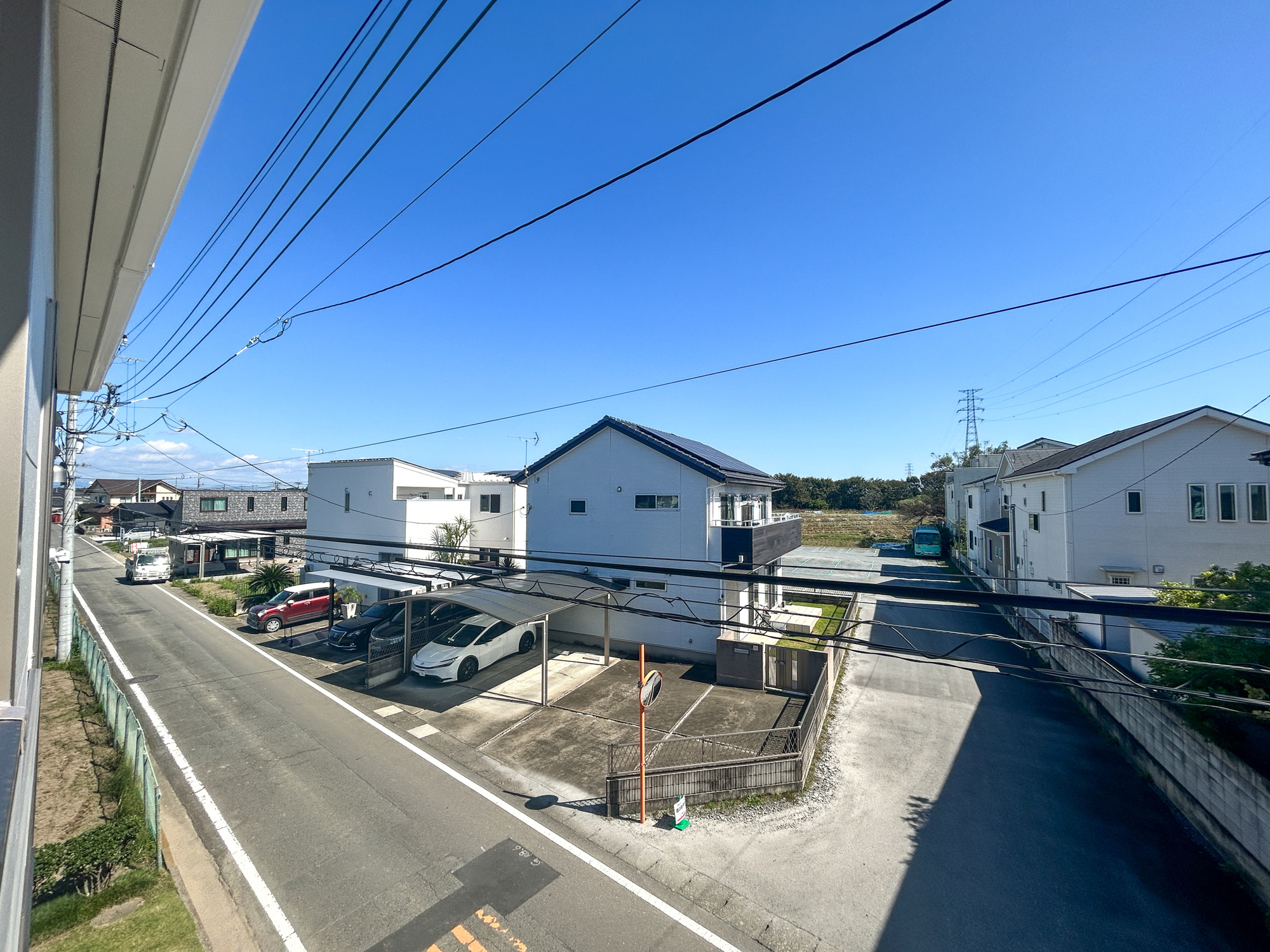 高崎市新町第13　新築住宅全1棟の展望|低層の一戸建てを中心とした街並みが整然と続き、周辺は高い建物が建っていないので、採光や開放性に恵まれ、空が広く緑の多い閑静な趣を感じる環境です。