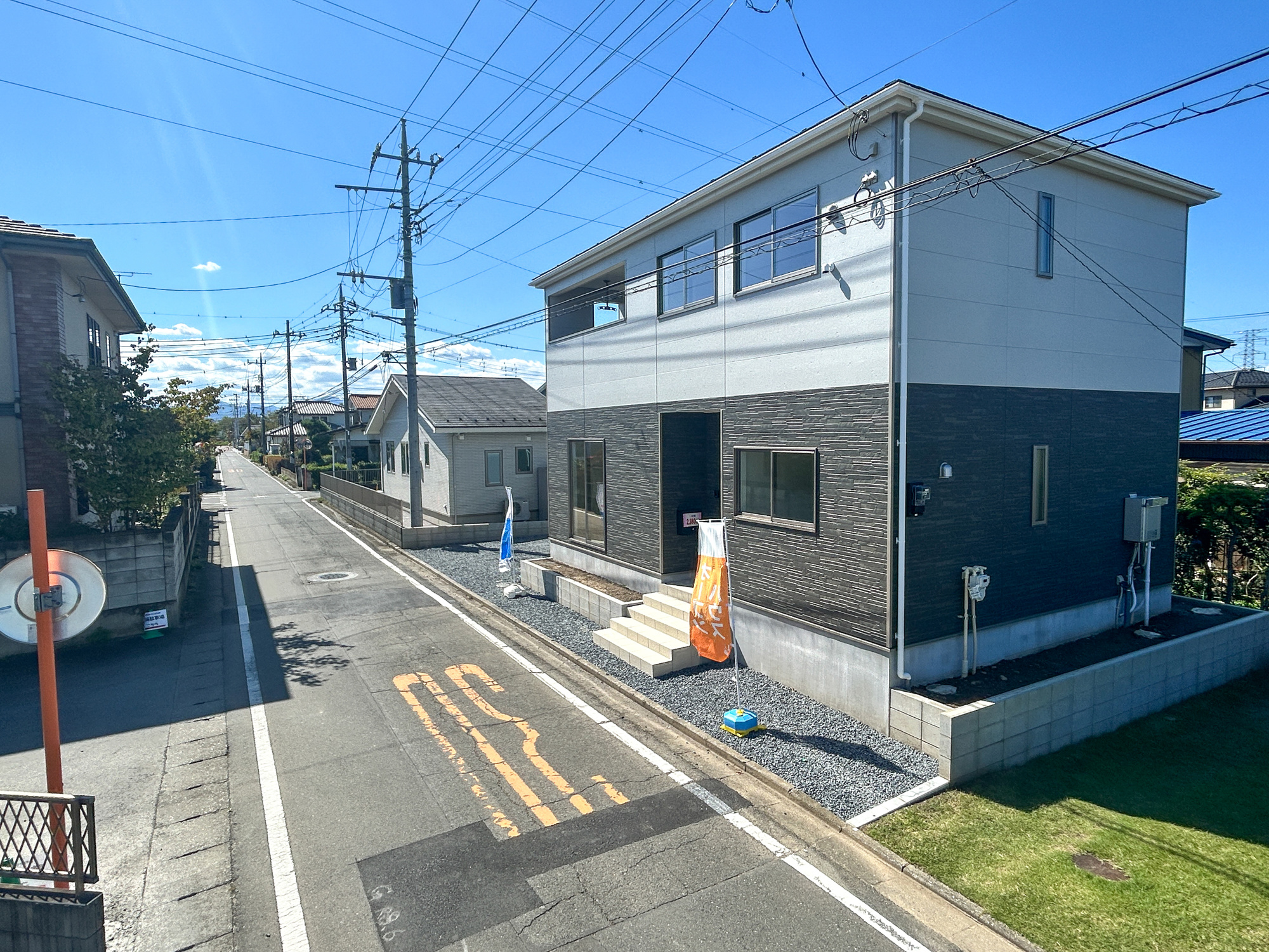 高崎市新町第13　新築住宅全1棟の前面道路含む現地写真|閑静な住宅地で子育て家族にピッタリ。毎日のお散歩も快適な緑に恵まれたエリアで、自然に包まれた穏やかな暮らしを実現するための、ゆとりある住環境が整っています。

