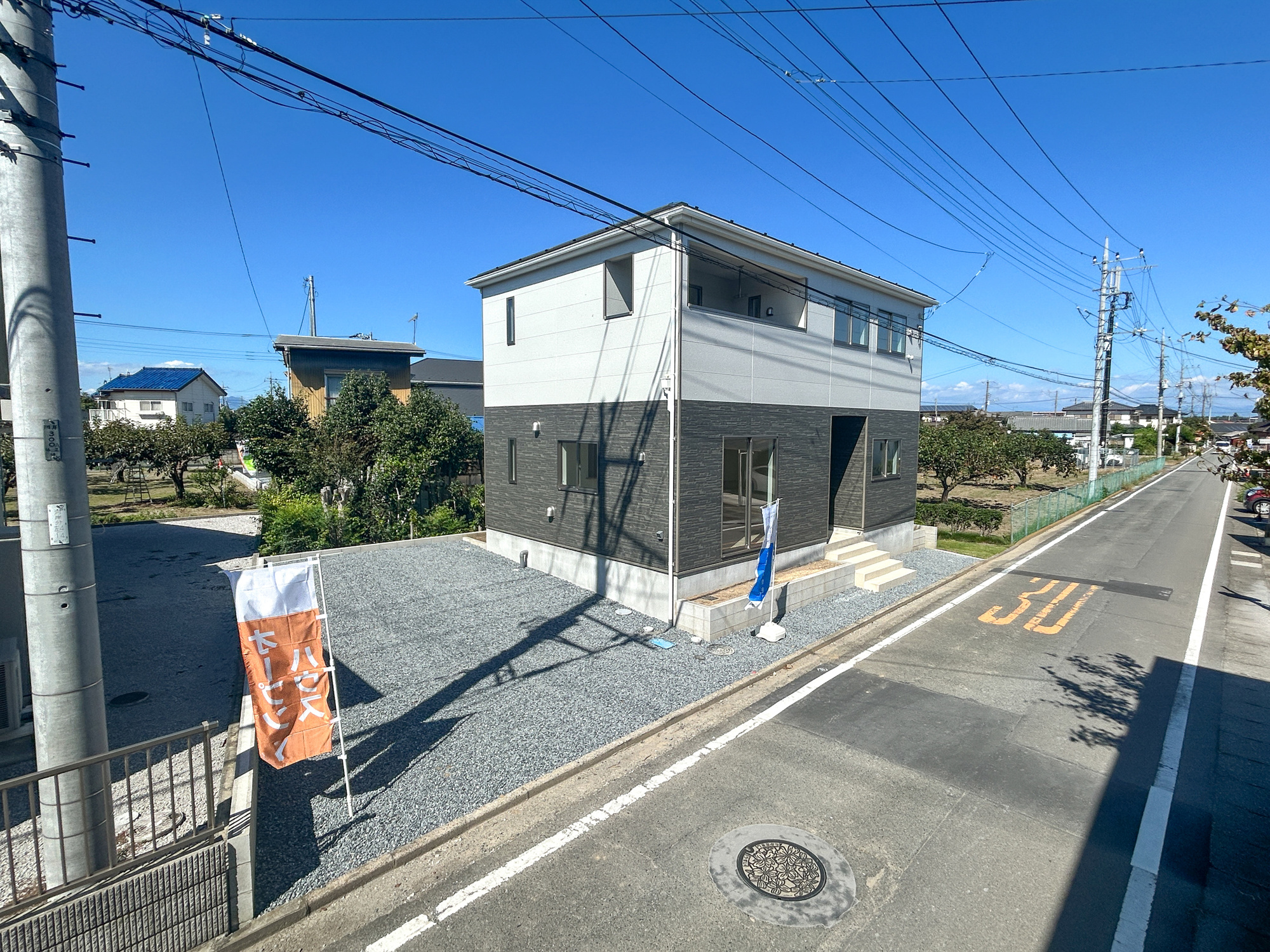 高崎市新町第13　新築住宅全1棟の前面道路含む現地写真|低層の一戸建てを中心とした街並みが整然と続き、周辺は高い建物が建っていないので、採光や開放性に恵まれ、空が広く緑の多い閑静な趣を感じる環境です。

