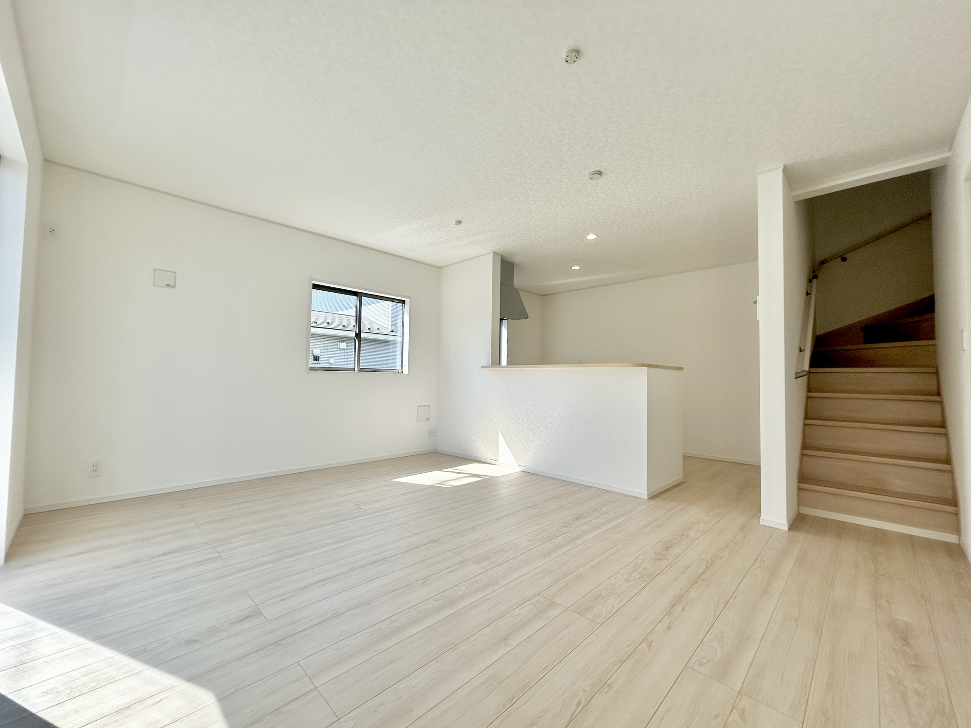 高崎市新町第13　新築住宅全1棟の居間・リビング|大きく開いた窓からは、明るい陽射しが射し込みます。
爽やかな風が吹き抜ける心地良いリビングには、自然と家族が集まります。
