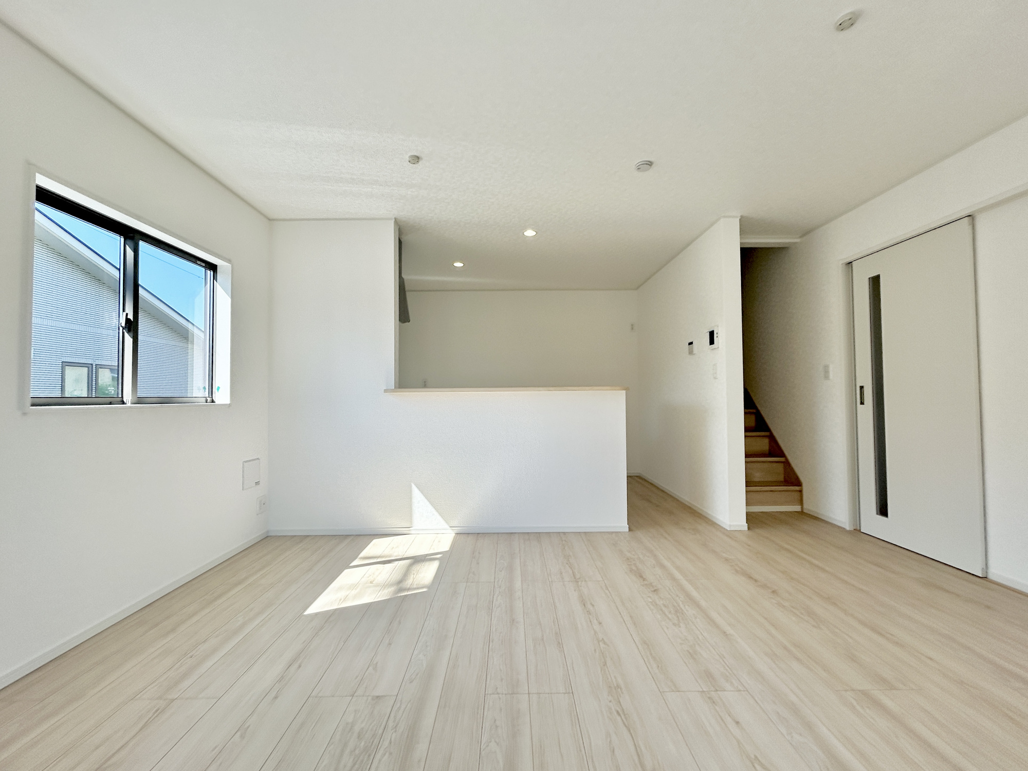 高崎市新町第13　新築住宅全1棟の居間・リビング|室内にいても、たっぷりの陽光と爽やかな風を感じて頂ける、開放感あふれるリビングです。
ご家族と穏やかに過ごす、心地の良い時間が流れます。