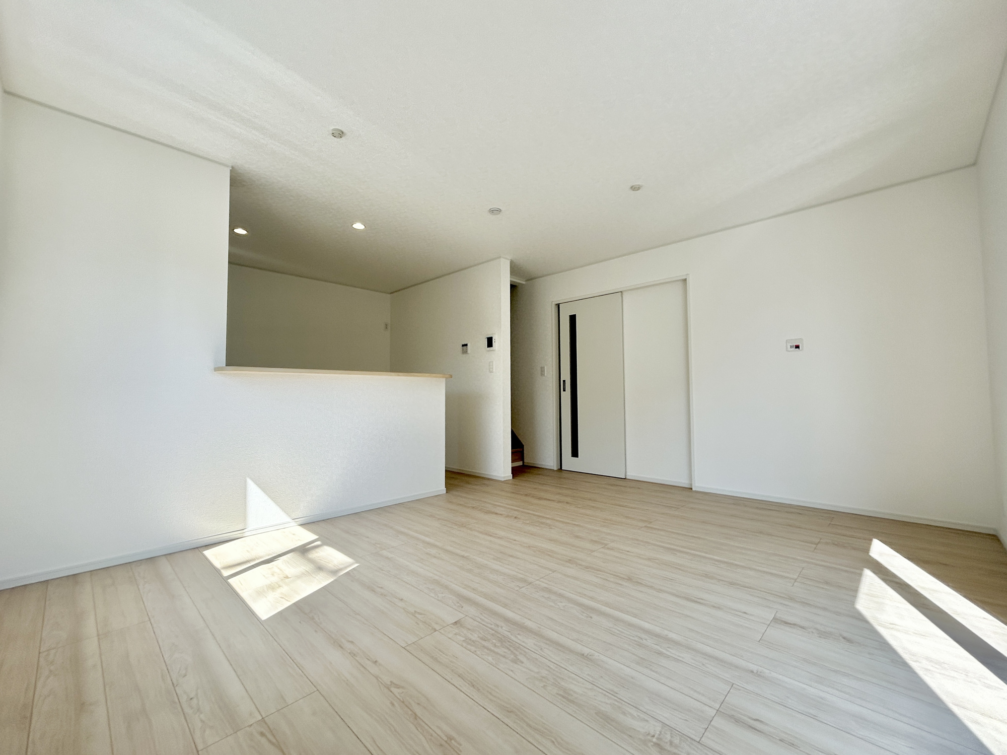 高崎市新町第13　新築住宅全1棟の居間・リビング|オープンな空間を生み出す、こだわりの広がりとゆとり。家族と過ごす時間を大切にしたい方にぴったりの明るくゆとりある住空間です。窓からの日差しがリビングの隅々までしっかりと届きます！ 