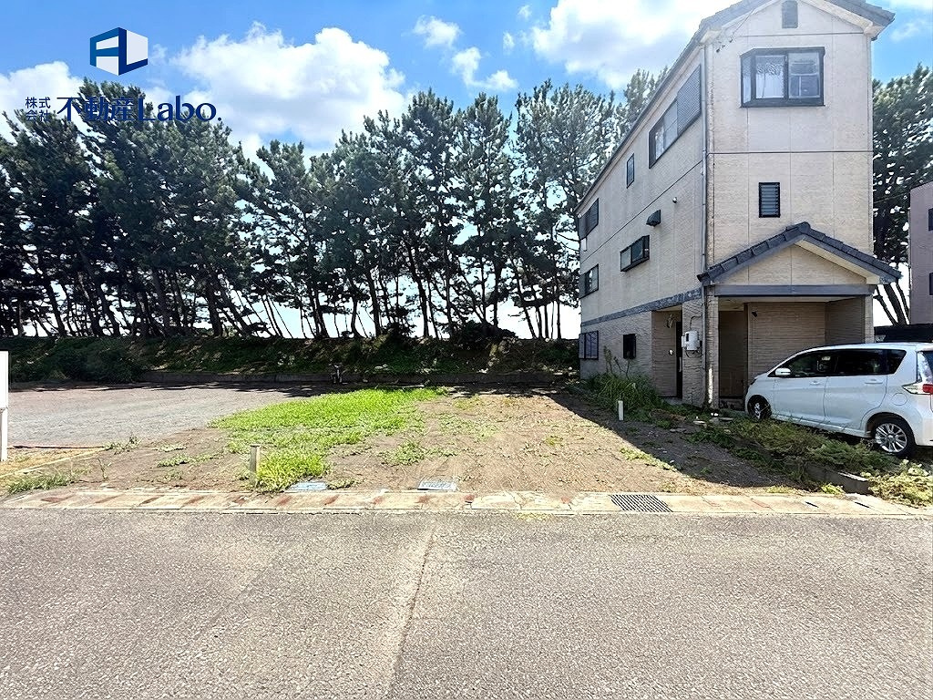 リーブルガーデン　駿河区高松　全1棟の前面道路含む現地写真|吹抜がありますので、曇りの日でも日差しが入り明るい暮らしを実現できます♪