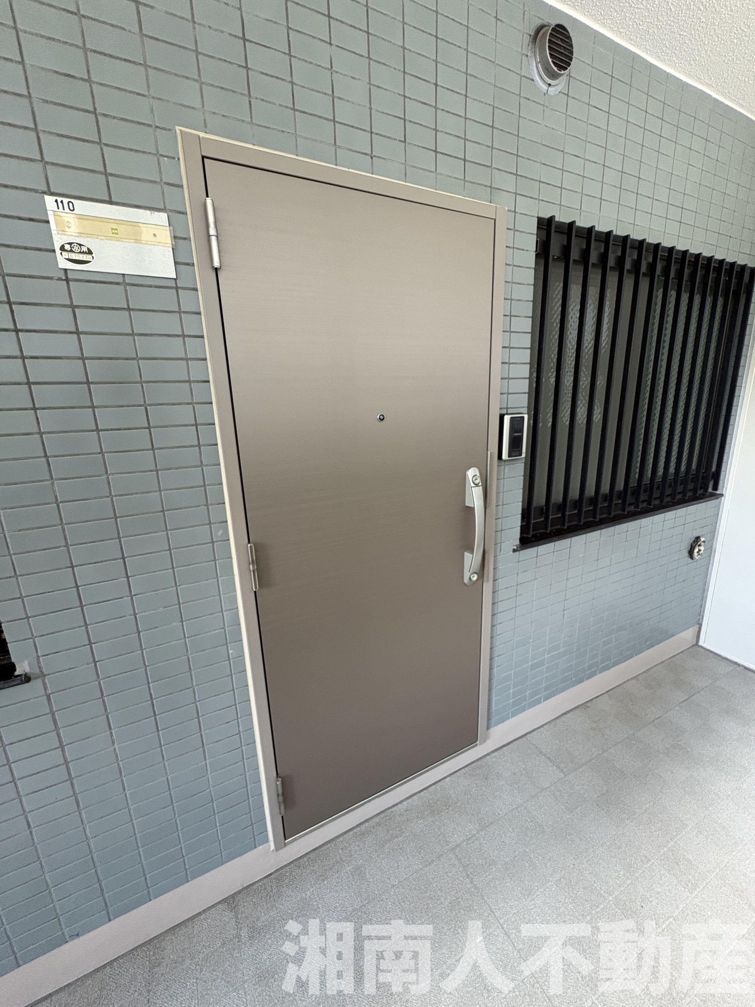 庭付き！リフォーム済み！　ダイアパレス湘南虹ケ浜オーシャンビューの玄関|シンプルで使いやすい玄関です