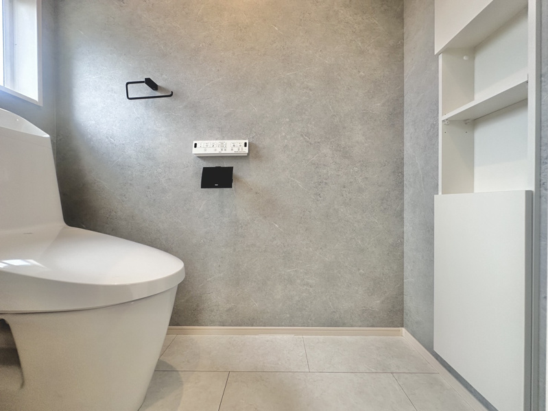 壁面埋め込み型の収納棚を備えたスマートなトイレ空間！トイレットペーパーのストックや掃除用品をすっきり目隠し収納できます♪足元がごちゃつかずお掃除もしやすいので、常に綺麗な状態をキープ！